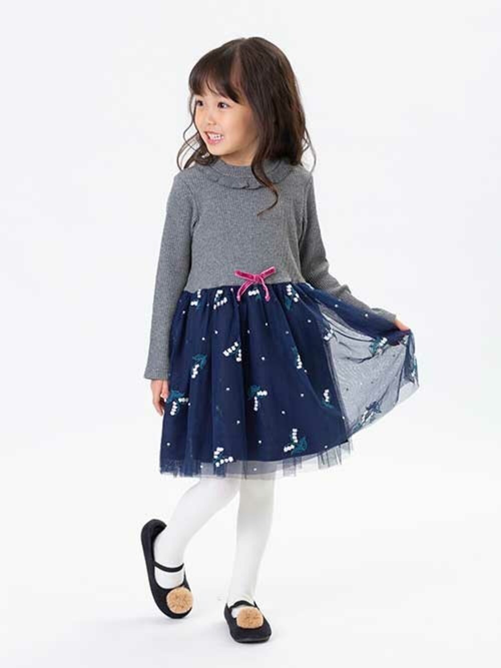 「子供服、キッズコーデ、キッズ、冬物、女の子、アプレレクール、すずらん、キッズファッション、エフオーオンラインストア(F.O.Online Store)、apres les cours」｜「apres les coursのスズラン刺繍ワンピース（ワンピース、グレー系）」を使った、F.O.OnlineStoreさん（キッズ・110cm）の冬コーディネートの1枚目の写真