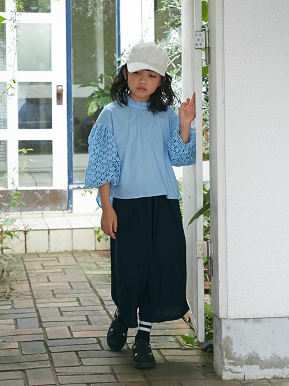 「ブラウス、トレンド、レース、ワイドパンツ、キッズコーデ、春コーデ、エフオーオンラインストア(F.O.Online Store)、スカンツ、otonato、オトナト」｜「Otonatoの袖レースブラウス（シャツ/ブラウス、ブルー系）」を使った、F.O.OnlineStoreさん（キッズ・110cm）の冬コーディネートの1枚目の写真