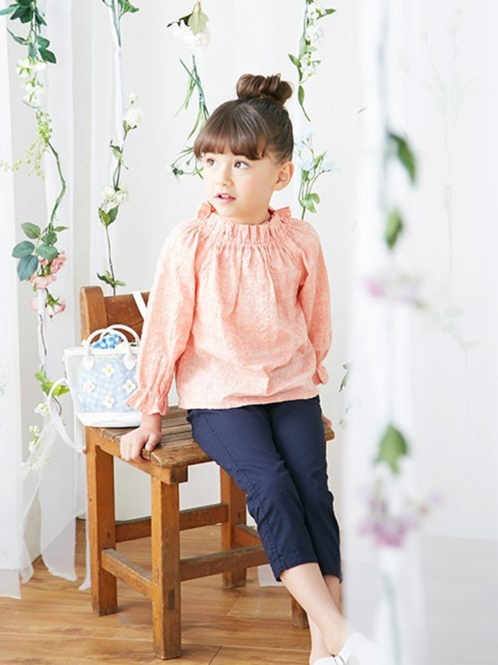 「デニム、チュニック、デニムパンツ、キッズコーデ、春コーデ、夏コーデ、アプレレクール、キッズファッション、エフオーオンラインストア(F.O.Online Store)、apres les cours」｜「apres les coursのデイジーレースチュニック（チュニック、ピンク系）」を使った、F.O.OnlineStoreさん（キッズ・110cm）の冬コーディネートの1枚目の写真