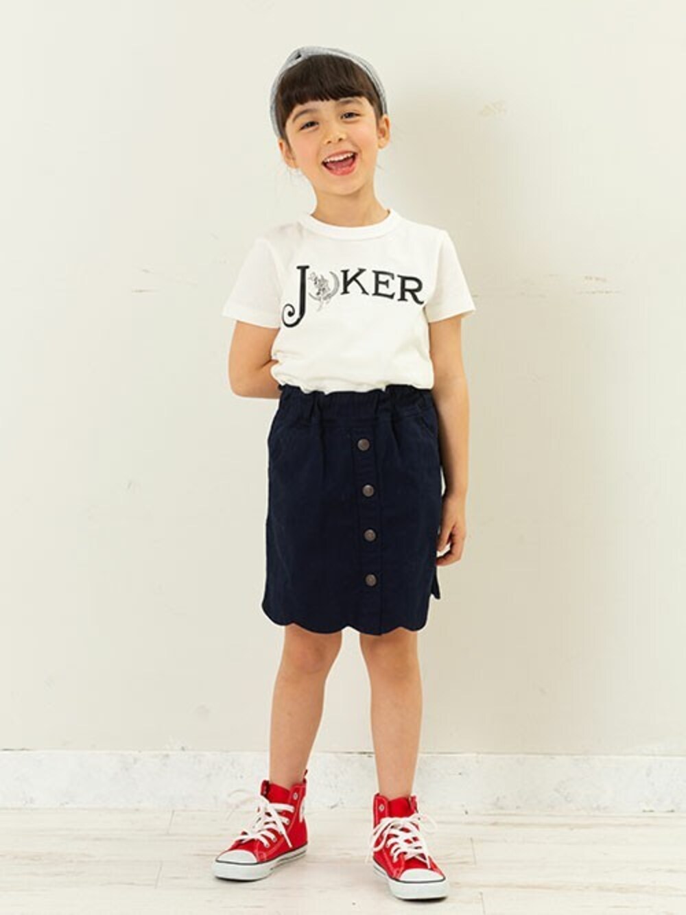 「スカート、Tシャツ、ユニセックス、キッズコーデ、アプレレクール、BREEZE、キッズファッション、ブリーズ、エフオーオンラインストア(F.O.Online Store)、apres les cours」｜「BREEZEのNET別注 トランプTシャツ（Tシャツ/カットソー、ホワイト系）」を使った、F.O.OnlineStoreさん（キッズ・110cm）の春コーディネートの1枚目の写真