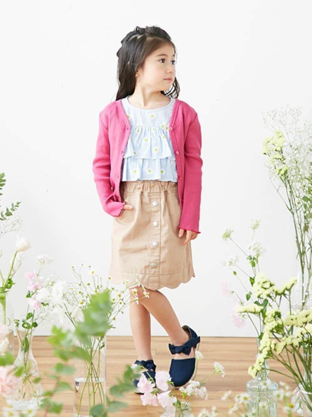 「カーディガン、スカート、チュニック、キッズコーデ、春コーデ、女の子、アプレレクール、キッズファッション、エフオーオンラインストア(F.O.Online Store)、apres les cours」｜「apres les coursのチェック＆ストライプフリルチュニック（チュニック、その他）」を使った、F.O.OnlineStoreさん（キッズ・110cm）の春コーディネートの1枚目の写真