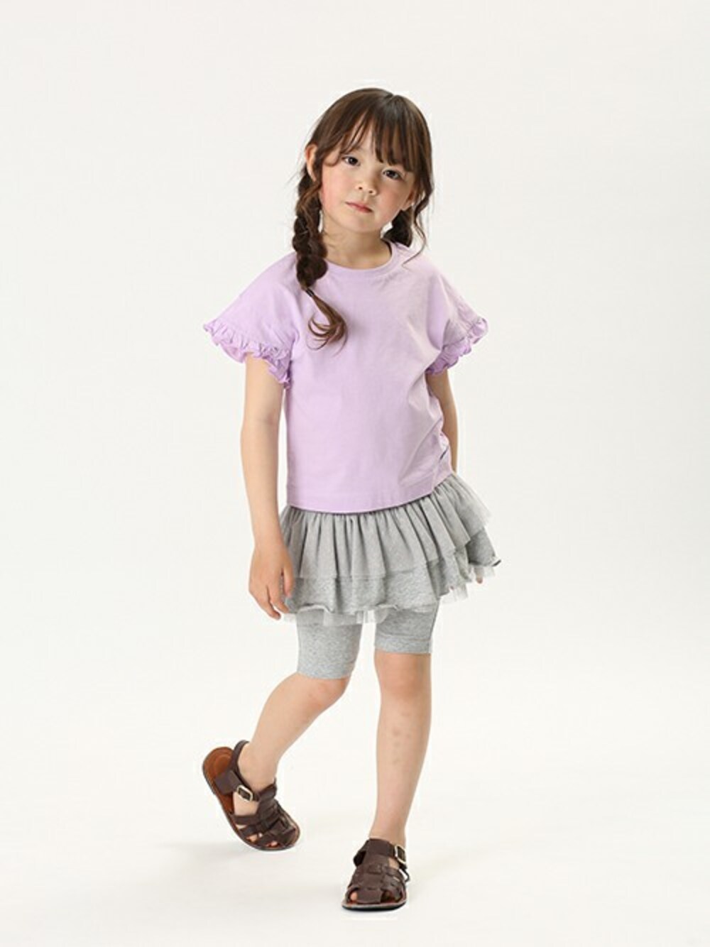 「Tシャツ、キッズコーデ、春コーデ、女の子、夏コーデ、アプレレクール、スカッツ、キッズファッション、エフオーオンラインストア(F.O.Online Store)、apres les cours」｜「apres les coursの袖フリルTシャツ（Tシャツ/カットソー、パープル系）」を使った、F.O.OnlineStoreさん（キッズ・110cm）の春コーディネートの1枚目の写真
