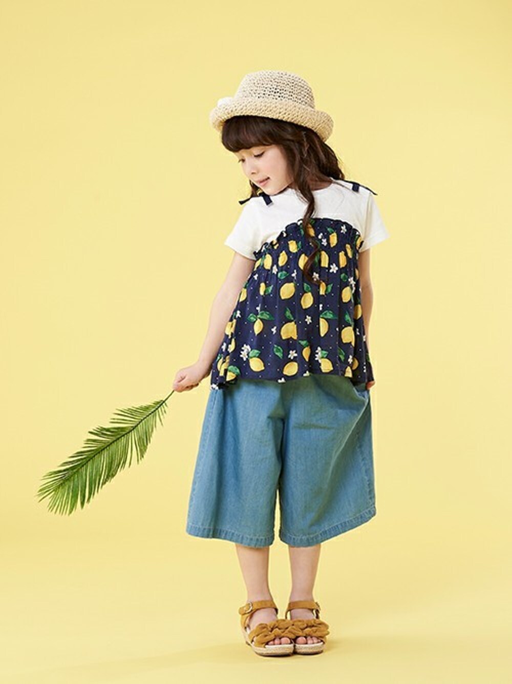 「サロペット、サンダル、キッズコーデ、春コーデ、夏コーデ、麦わら帽子、アプレレクール、キッズファッション、エフオーオンラインストア(F.O.Online Store)、apres les cours」｜「apres les coursのレモン柄レイヤード風Tシャツ（Tシャツ/カットソー、ブルー系）」を使った、F.O.OnlineStoreさん（キッズ・110cm）の春コーディネートの1枚目の写真