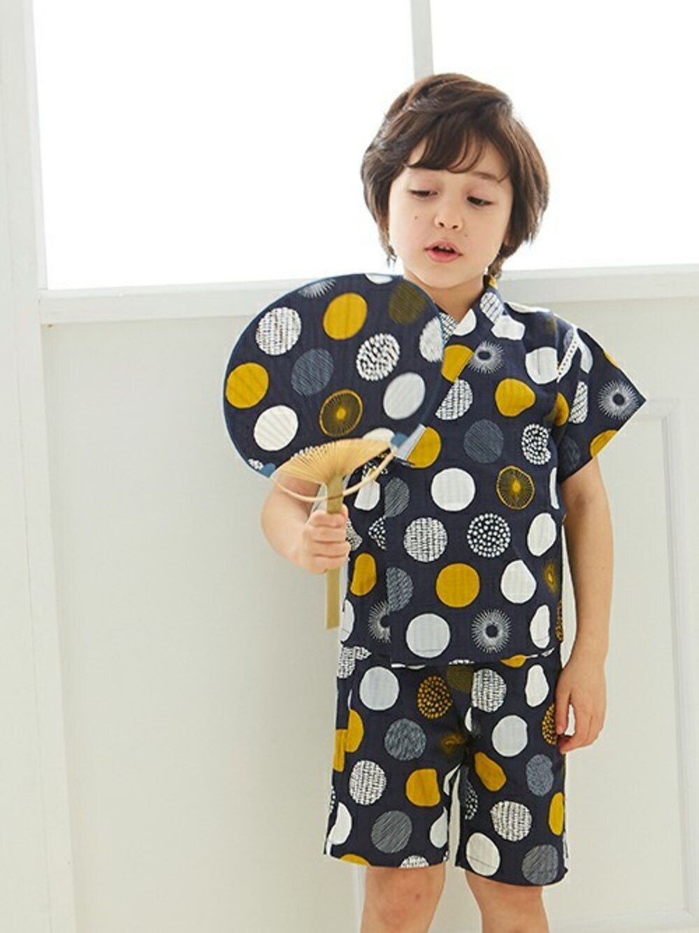 「キッズコーデ、甚平、男の子、夏コーデ、花火大会、アプレレクール、夏祭り、キッズファッション、エフオーオンラインストア(F.O.Online Store)、apres les cours」｜「apres les coursのドット柄甚平セット（浴衣、ブルー系）」を使った、F.O.OnlineStoreさん（キッズ・110cm）の夏コーディネートの1枚目の写真