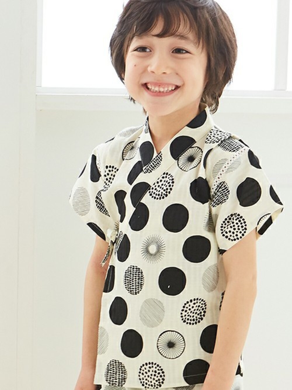 「キッズコーデ、甚平、男の子、夏コーデ、花火大会、アプレレクール、夏祭り、キッズファッション、エフオーオンラインストア(F.O.Online Store)、apres les cours」｜「apres les coursのドット柄甚平セット（浴衣、ホワイト系）」を使った、F.O.OnlineStoreさん（キッズ・110cm）の夏コーディネートの1枚目の写真
