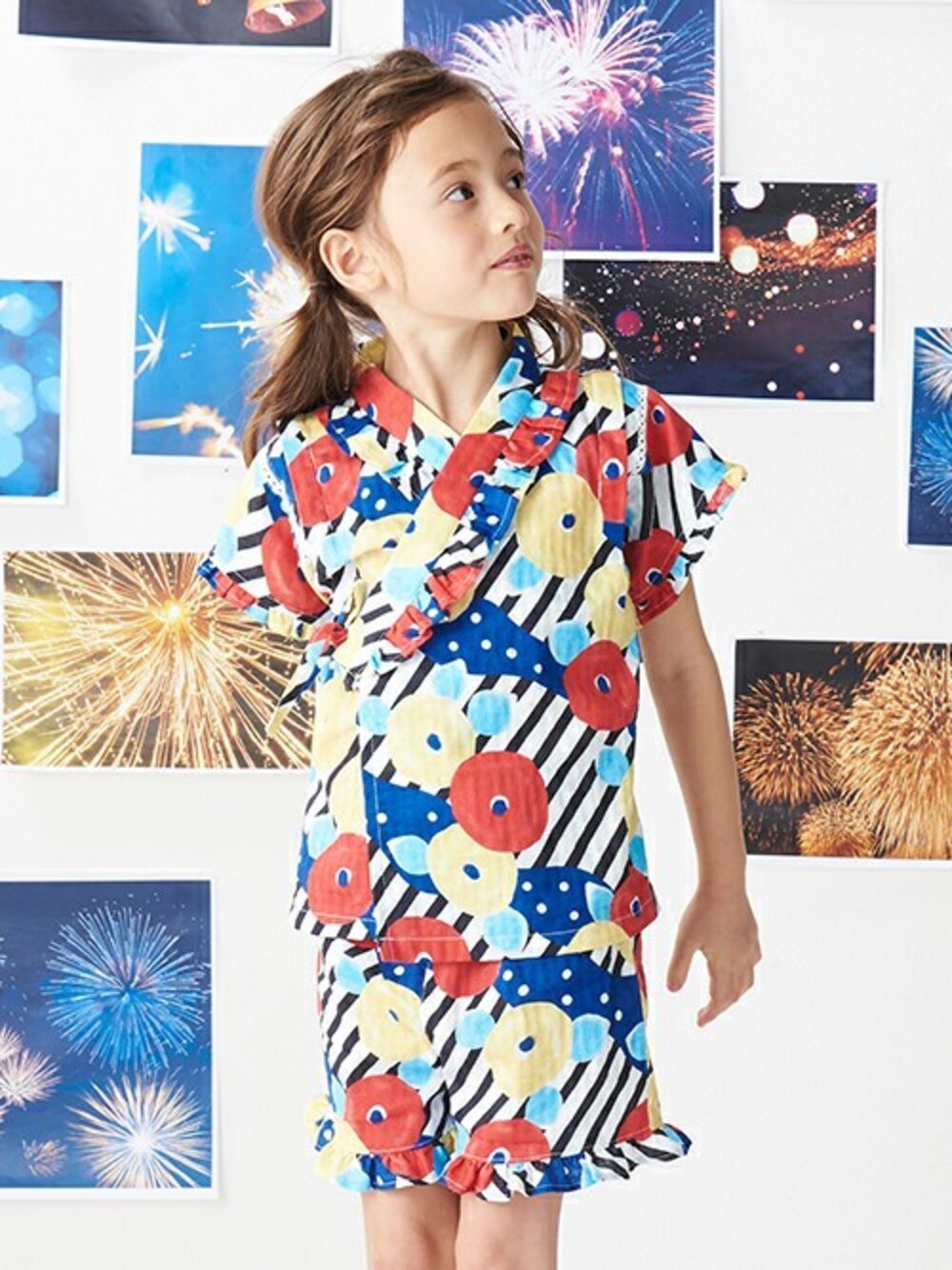 「キッズコーデ、甚平、女の子、夏コーデ、花火大会、ampersand、夏祭り、ｱﾝﾊﾟｻﾝﾄﾞ、キッズファッション、エフオーオンラインストア(F.O.Online Store)」｜「Ampersandのつばきストライプ甚平（浴衣、レッド系）」を使った、F.O.OnlineStoreさん（キッズ・110cm）の夏コーディネートの1枚目の写真