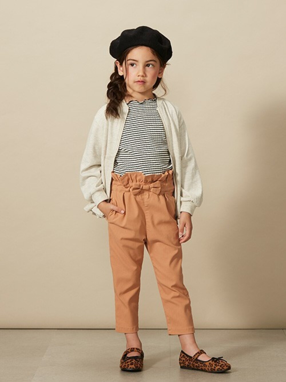 「テーパードパンツ、ブルゾン、フラットシューズ、キッズコーデ、女の子、BREEZE、秋コーデ、キッズファッション、ブリーズ、エフオーオンラインストア(F.O.Online Store)」｜「BREEZEのペプラムブルゾン（ブルゾン、ホワイト系）」を使った、F.O.OnlineStoreさん（キッズ・110cm）の夏コーディネートの1枚目の写真