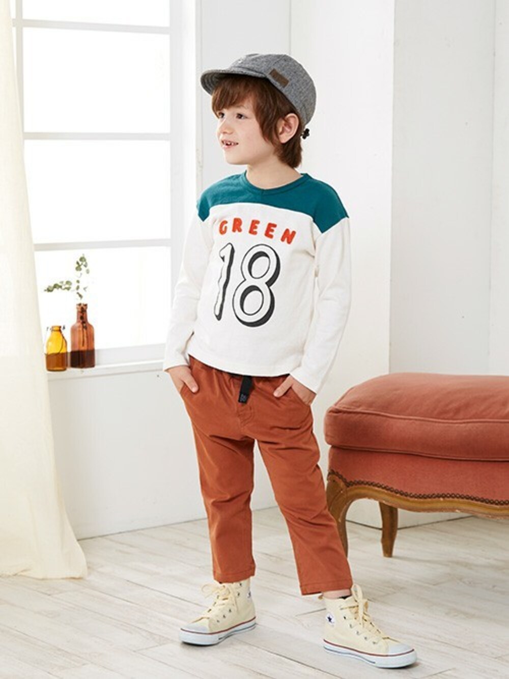 「キャップ、Tシャツ、クロップドパンツ、キッズコーデ、男の子、アプレレクール、秋コーデ、キッズファッション、エフオーオンラインストア(F.O.Online Store)、apres les cours」｜「apres les coursのロゴフットボールＴシャツ（Tシャツ/カットソー、ホワイト系）」を使った、F.O.OnlineStoreさん（キッズ・110cm）の夏コーディネートの1枚目の写真