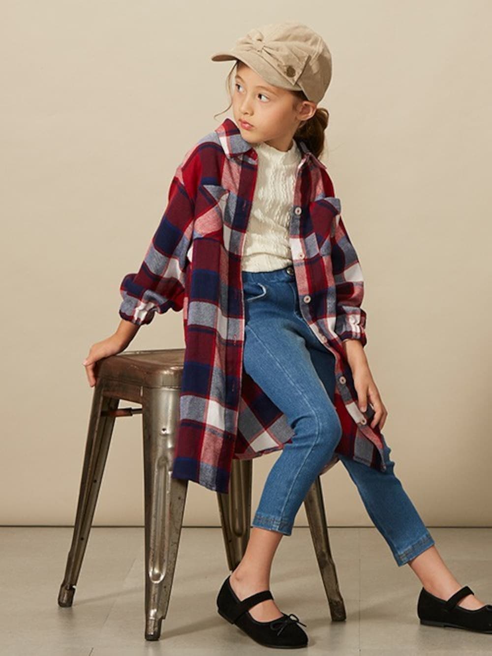 「チェック、デニム、キャップ、フラットシューズ、シャツワンピ、キッズコーデ、BREEZE、キッズファッション、ブリーズ、エフオーオンラインストア(F.O.Online Store)」｜「BREEZEのチェックシャツワンピース（シャツワンピース、レッド系）」を使った、F.O.OnlineStoreさん（キッズ・110cm）の夏コーディネートの1枚目の写真