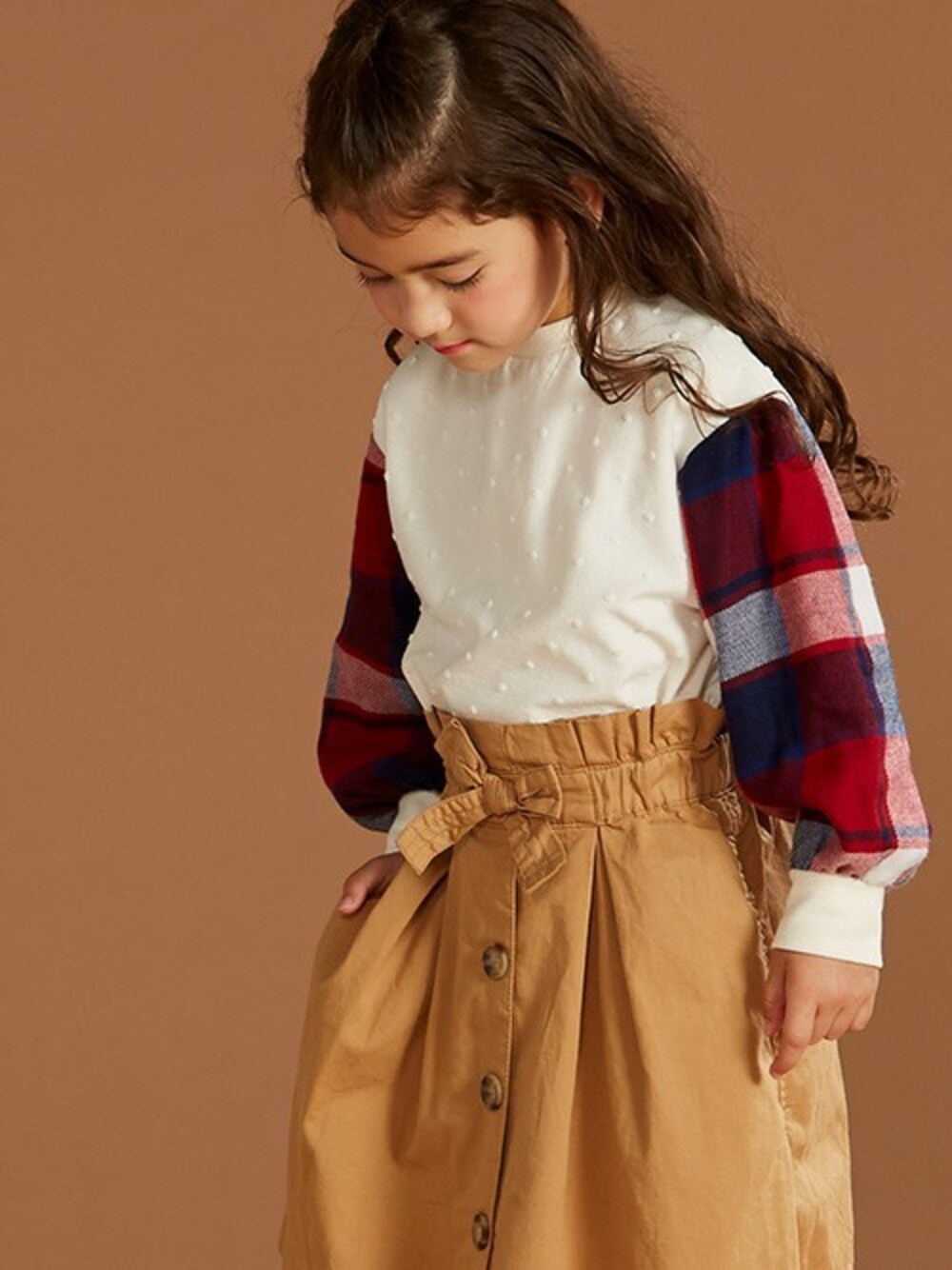 「チェック、スカート、キッズコーデ、女の子、BREEZE、トレンチスカート、秋コーデ、キッズファッション、ブリーズ、エフオーオンラインストア(F.O.Online Store)」｜「BREEZEの袖切替パイルドットTシャツ（Tシャツ/カットソー、レッド系）」を使った、F.O.OnlineStoreさん（キッズ・110cm）の夏コーディネートの1枚目の写真