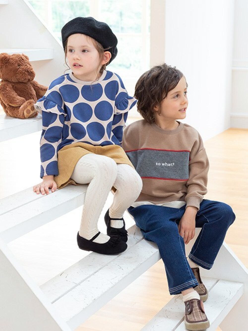 「デニム、ベージュ、ショートパンツ、ドット、トレーナー、キッズコーデ、BREEZE、キッズファッション、ブリーズ、エフオーオンラインストア(F.O.Online Store)」｜「BREEZEのNET限定 切替配色BIGトレーナー 裏シャギー（スウェット、ベージュ系）」を使った、F.O.OnlineStoreさん（キッズ・110cm）の秋コーディネートの1枚目の写真