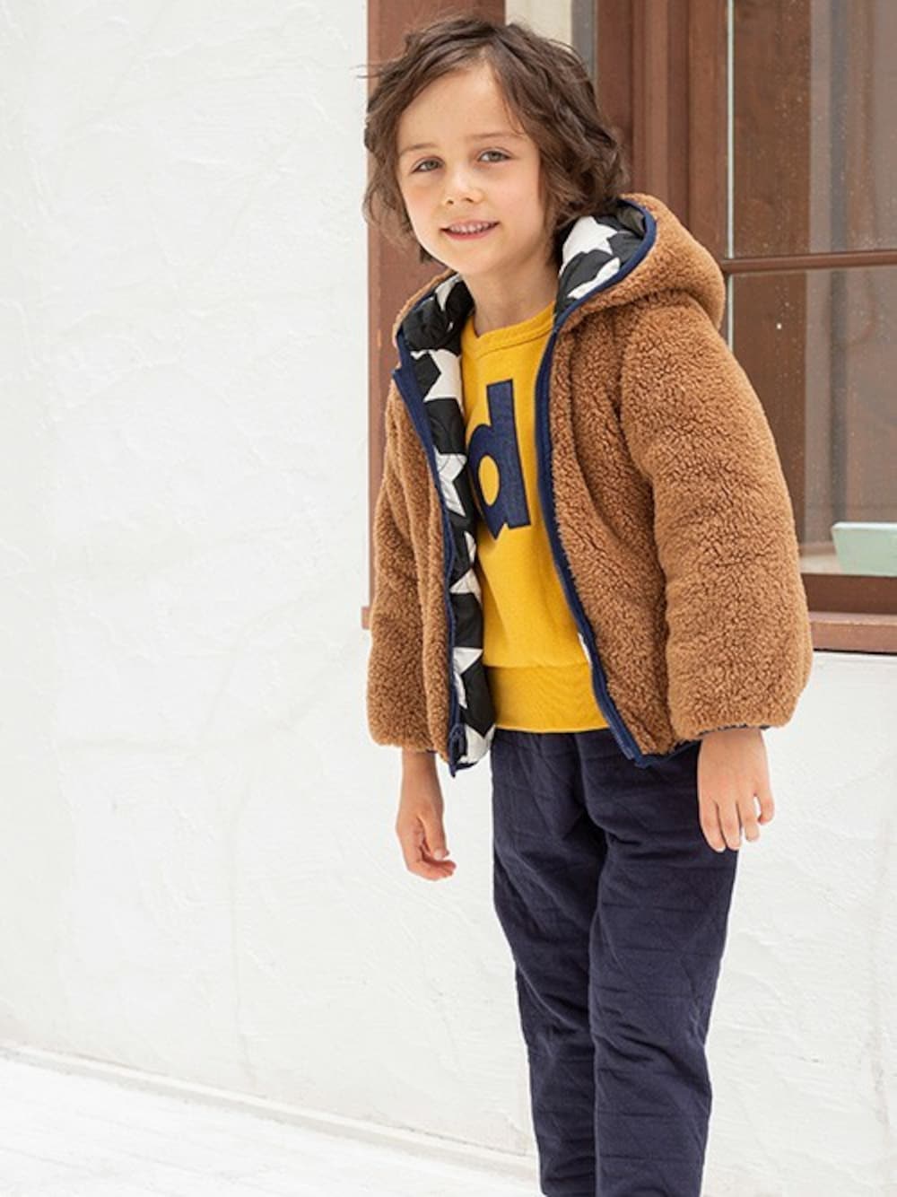 「パンツ、ボア、トレーナー、キッズコーデ、男の子、ボアジャケット、BREEZE、キッズファッション、ブリーズ、エフオーオンラインストア(F.O.Online Store)」｜「BREEZEのNET限定 リバーシブルボアジャケット（ダウンジャケット/コート、その他）」を使った、F.O.OnlineStoreさん（キッズ・110cm）の秋コーディネートの1枚目の写真