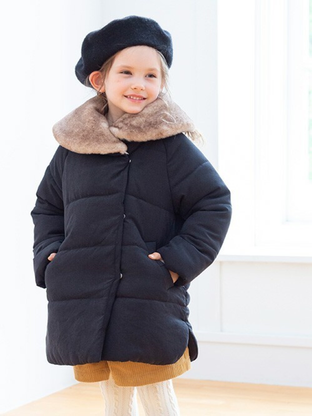 「コーデュロイ、ベージュ、ショートパンツ、中綿ジャケット、キッズコーデ、女の子、BREEZE、キッズファッション、ブリーズ、エフオーオンラインストア(F.O.Online Store)」｜「BREEZEのNET限定 ファー付き中綿ジャケット（ダウンジャケット/コート、ブラック系）」を使った、F.O.OnlineStoreさん（キッズ・110cm）の秋コーディネートの1枚目の写真
