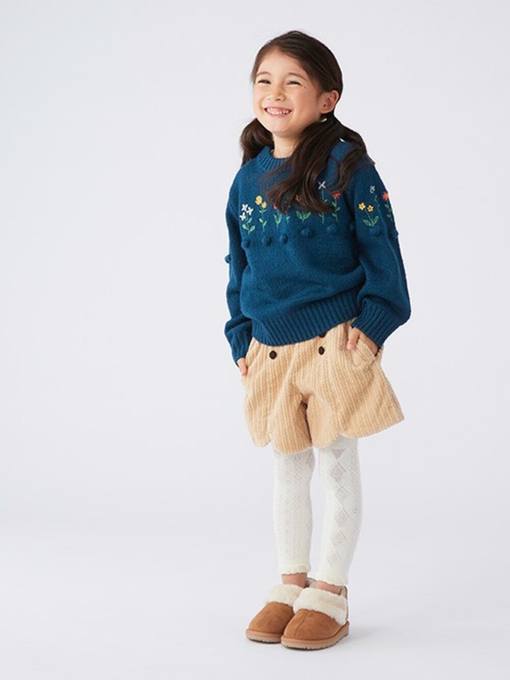 「冬コーデ、ボアブーツ、キッズコーデ、刺繍ニット、カジュアルコーデ、お花、アプレレクール、キッズファッション、エフオーオンラインストア(F.O.Online Store)、apreslescours」｜「apres les coursのお花刺繍ニット（ニット/セーター、グリーン系）」を使った、F.O.OnlineStoreさん（キッズ・110cm）の冬コーディネートの1枚目の写真