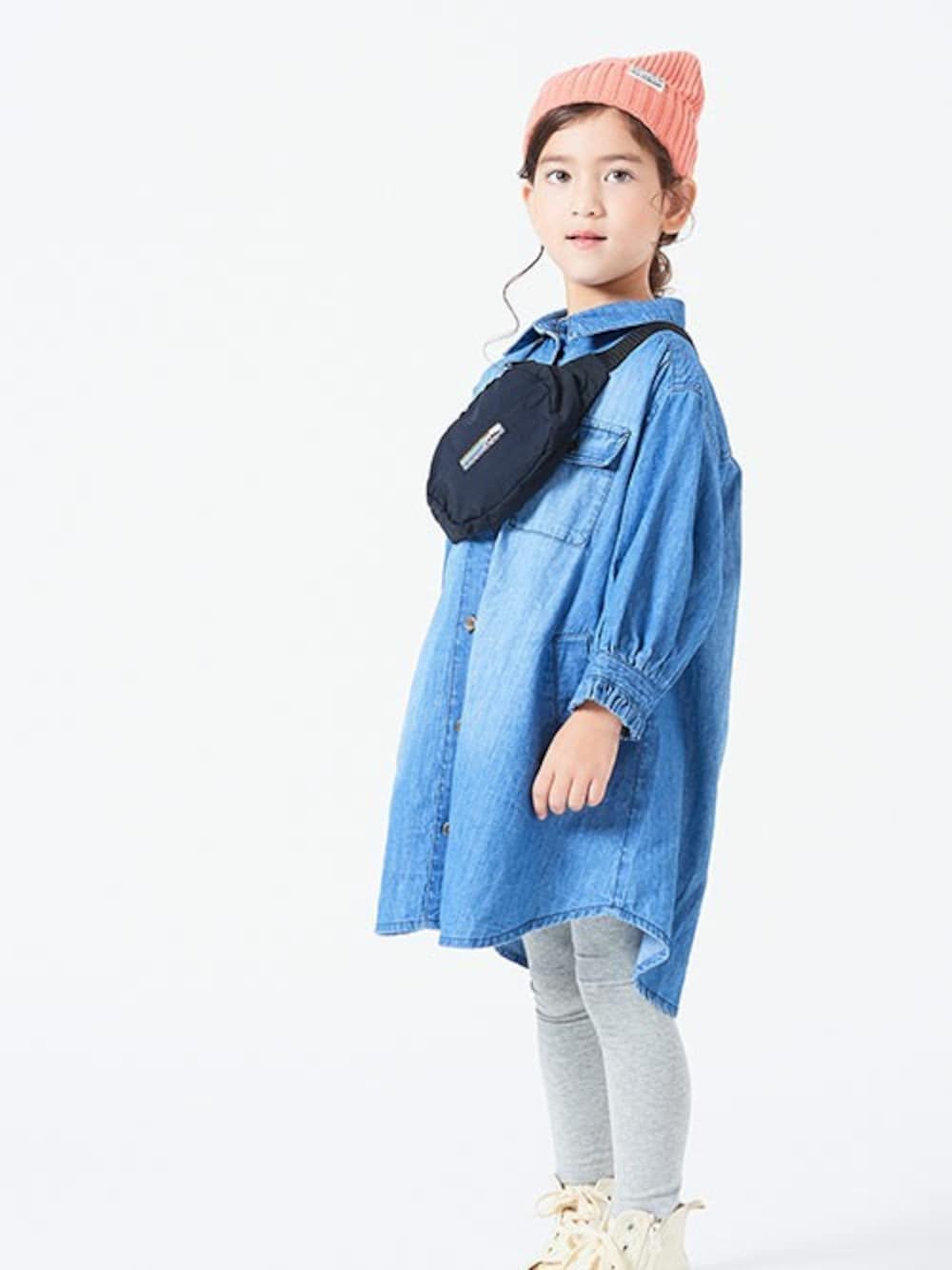 「ショルダーバッグ、ニットキャップ、キッズコーデ、春コーデ、カジュアルコーデ、デニムシャツワンピース、レギンスコーデ、BREEZE、ブリーズ、エフオーオンラインストア(F.O.Online Store)」｜「BREEZEのデニムシャツワンピース（シャツワンピース、ブルー系）」を使った、F.O.OnlineStoreさん（キッズ・110cm）の冬コーディネートの1枚目の写真