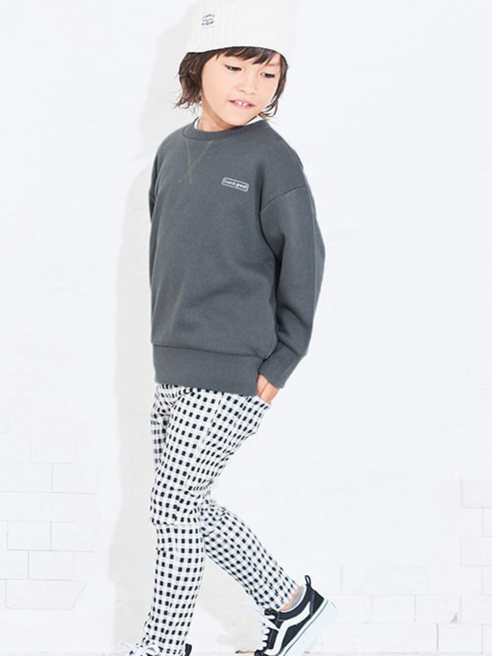 「スウェット、ニット帽、チェックパンツ、キッズコーデ、春コーデ、カジュアルコーデ、BREEZE、キッズファッション、ブリーズ、エフオーオンラインストア(F.O.Online Store)」｜「BREEZEのサマーニットキャップ ウォッシャブル（ニットキャップ/ビーニー、ホワイト系）」を使った、F.O.OnlineStoreさん（キッズ・110cm）の冬コーディネートの1枚目の写真