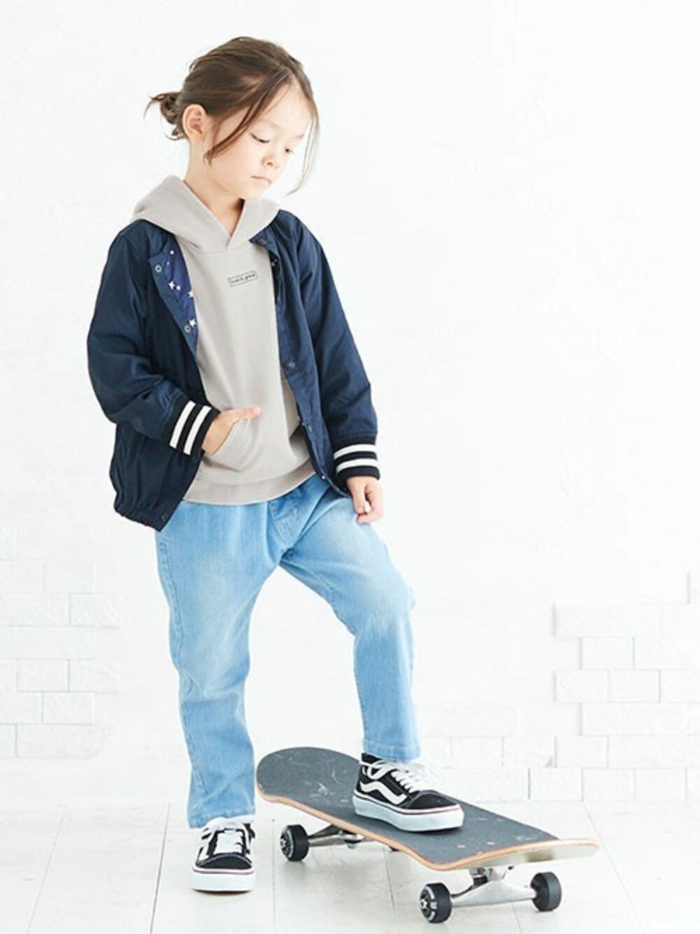 「ブルゾン、カジュアル、パーカー、スポーツミックス、キッズコーデ、春コーデ、BREEZE、キッズファッション、ブリーズ、エフオーオンラインストア(F.O.Online Store)」｜「BREEZEのノーカラーブルゾン（ブルゾン、ブルー系）」を使った、F.O.OnlineStoreさん（キッズ・110cm）の冬コーディネートの1枚目の写真