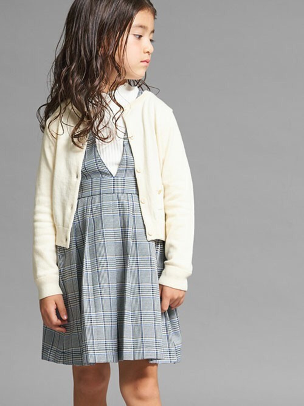「フォーマル、キッズコーデ、卒業式、入学式、卒園式、入園式、BREEZE、ブリーズ、キッズフォーマル、エフオーオンラインストア(F.O.Online Store)」｜「BREEZEのハイゲージカーディガン（カーディガン/ボレロ、ホワイト系）」を使った、F.O.OnlineStoreさん（キッズ・110cm）の冬コーディネートの1枚目の写真
