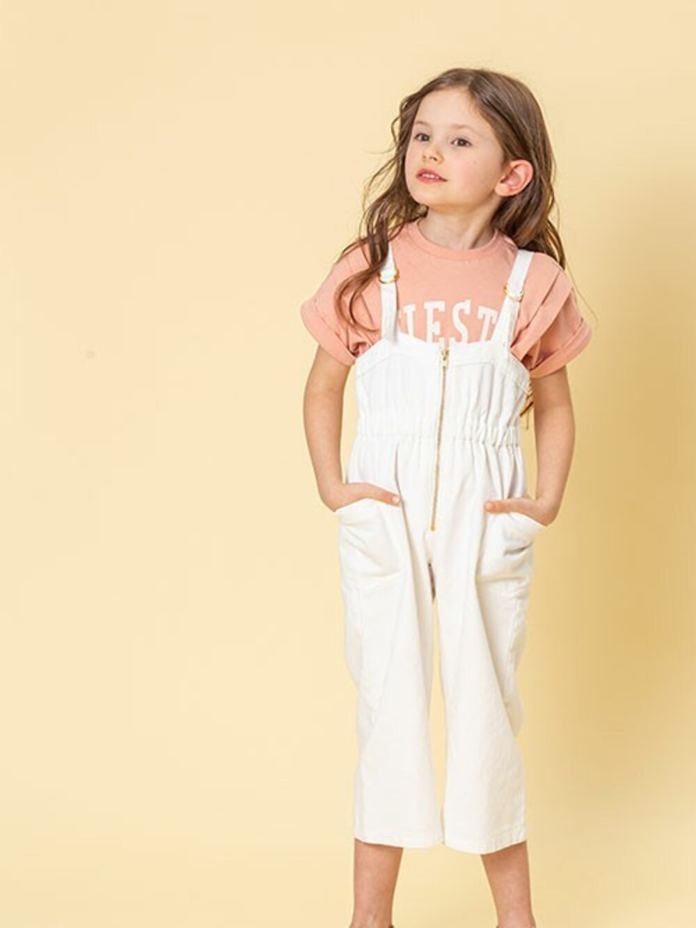 「サロペット、オールインワン、キッズコーデ、ホワイトコーデ、春コーデ、デニムサロペット、BREEZE、キッズファッション、ネット限定、エフオーオンラインストア(F.O.Online Store)」｜「BREEZEのWEB限定 デニムサロペット（サロペット/オーバーオール、ホワイト系）」を使った、F.O.OnlineStoreさん（キッズ・110cm）の冬コーディネートの1枚目の写真