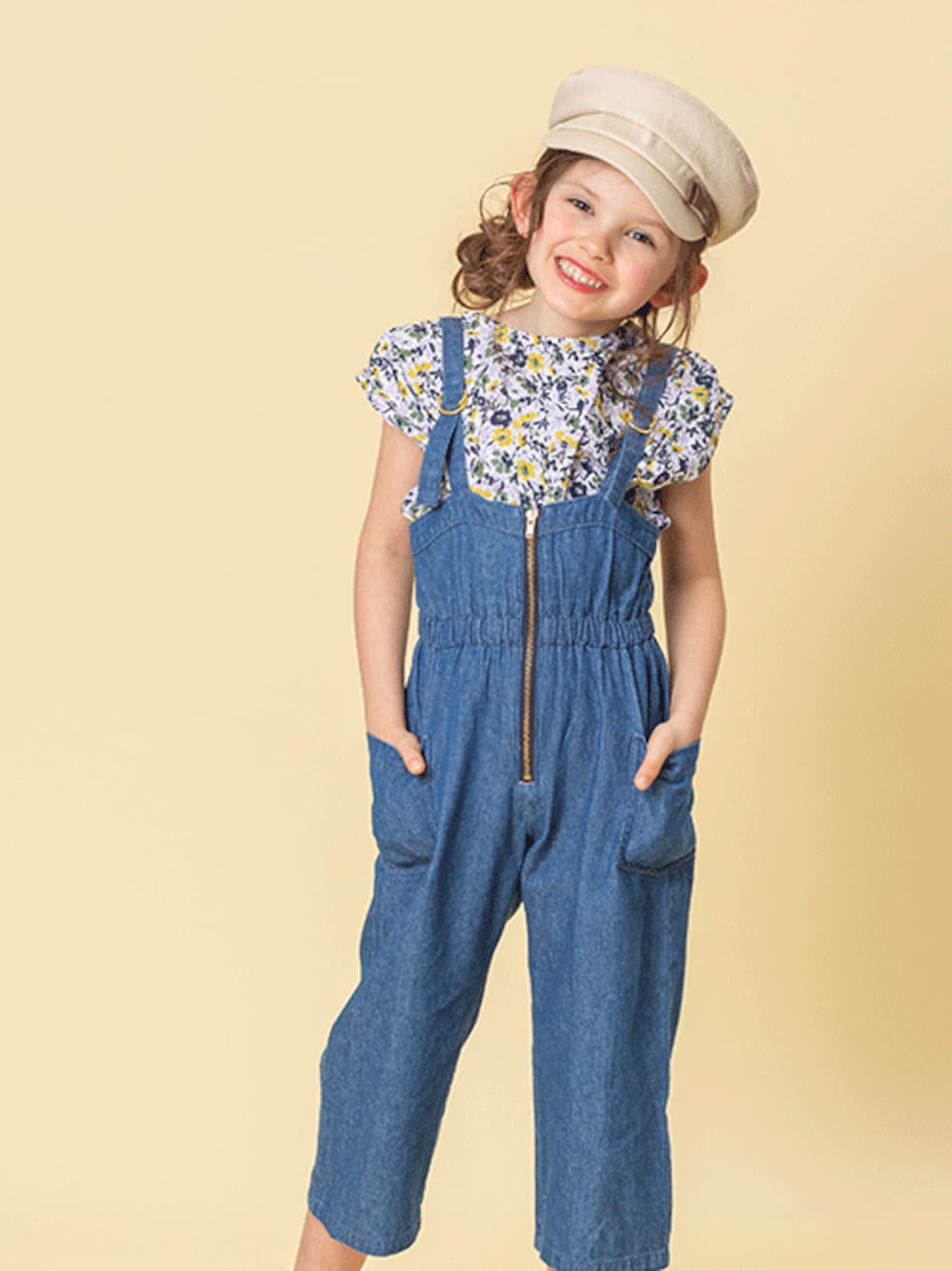 「ブラウス、オールインワン、子供服、キッズコーデ、春コーデ、夏コーデ、BREEZE、花柄ブラウス、WEB限定、エフオーオンラインストア(F.O.Online Store)」｜「BREEZEのWEB限定 総柄リボンブラウス（シャツ/ブラウス、パープル系）」を使った、F.O.OnlineStoreさん（キッズ・110cm）の春コーディネートの1枚目の写真