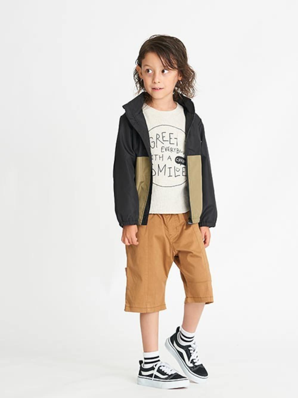 「Tシャツ、ウィンドブレーカー、ハーフパンツ、キッズコーデ、春コーデ、こどもコーデ、BREEZE、キッズファッション、ブリーズ、エフオーオンラインストア(F.O.Online Store)」｜「BREEZEのカラー切替ウィンドブレーカー（ナイロンジャケット、ブラック系）」を使った、F.O.OnlineStoreさん（キッズ・110cm）の春コーディネートの1枚目の写真