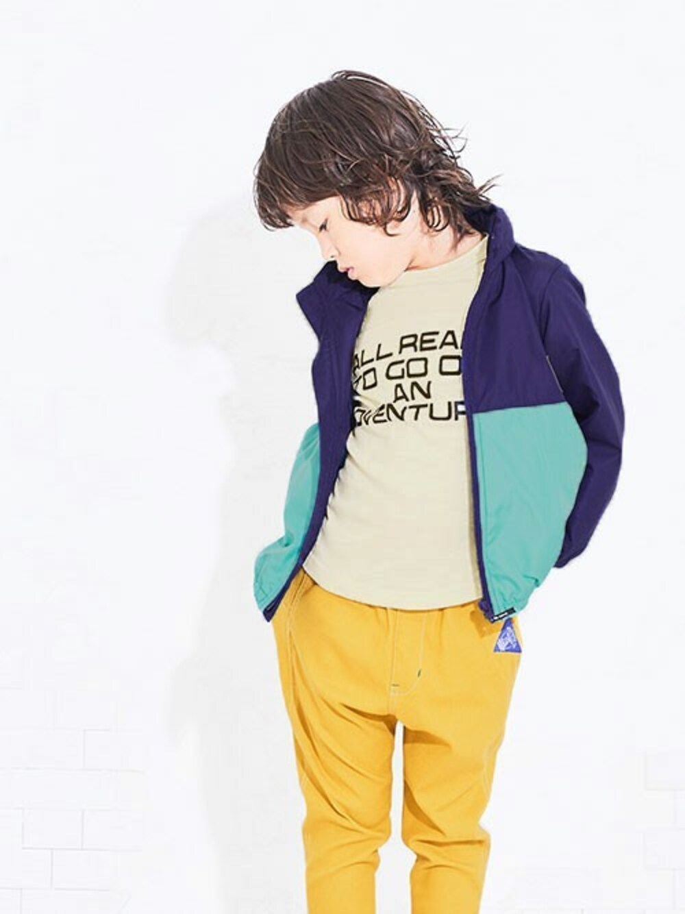 「マウンテンパーカー、Tシャツ、ウィンドブレーカー、キッズコーデ、春コーデ、ジョガーパンツ、BREEZE、キッズファッション、ブリーズ、エフオーオンラインストア(F.O.Online Store)」｜「BREEZEのカラー切替ウィンドブレーカー（ナイロンジャケット、ブルー系）」を使った、F.O.OnlineStoreさん（キッズ・110cm）の春コーディネートの1枚目の写真