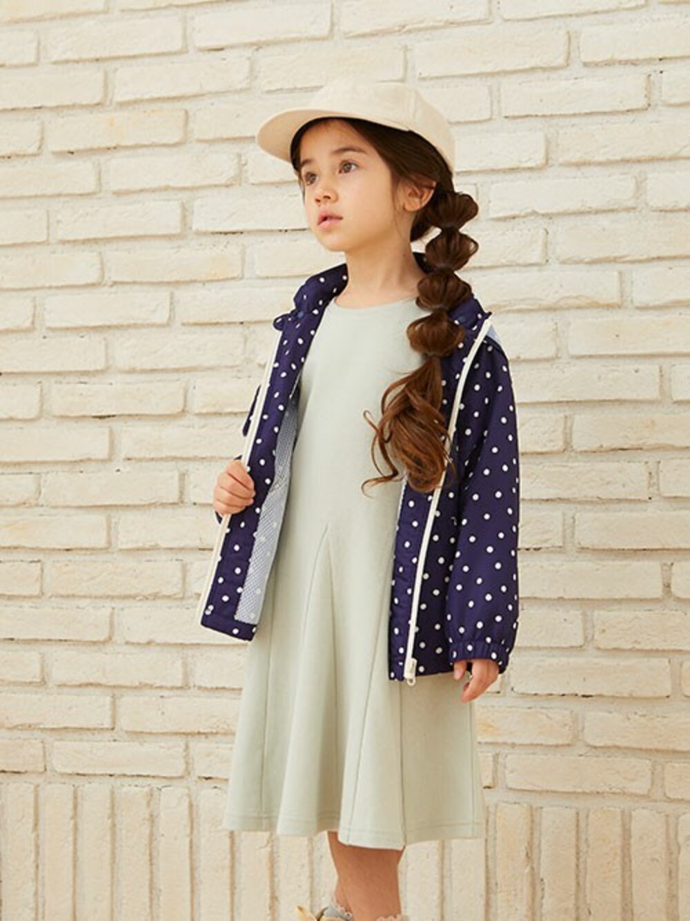 「ワンピース、マウンテンパーカー、キャップ、キッズコーデ、パステルカラー、春コーデ、女の子コーデ、キッズファッション、エフオーオンラインストア(F.O.Online Store)、apreslescours」｜「apres les coursのボタニカル・ドット/ウインドブレーカー（マウンテンパーカー、ブルー系）」を使った、F.O.OnlineStoreさん（キッズ・110cm）の春コーディネートの1枚目の写真