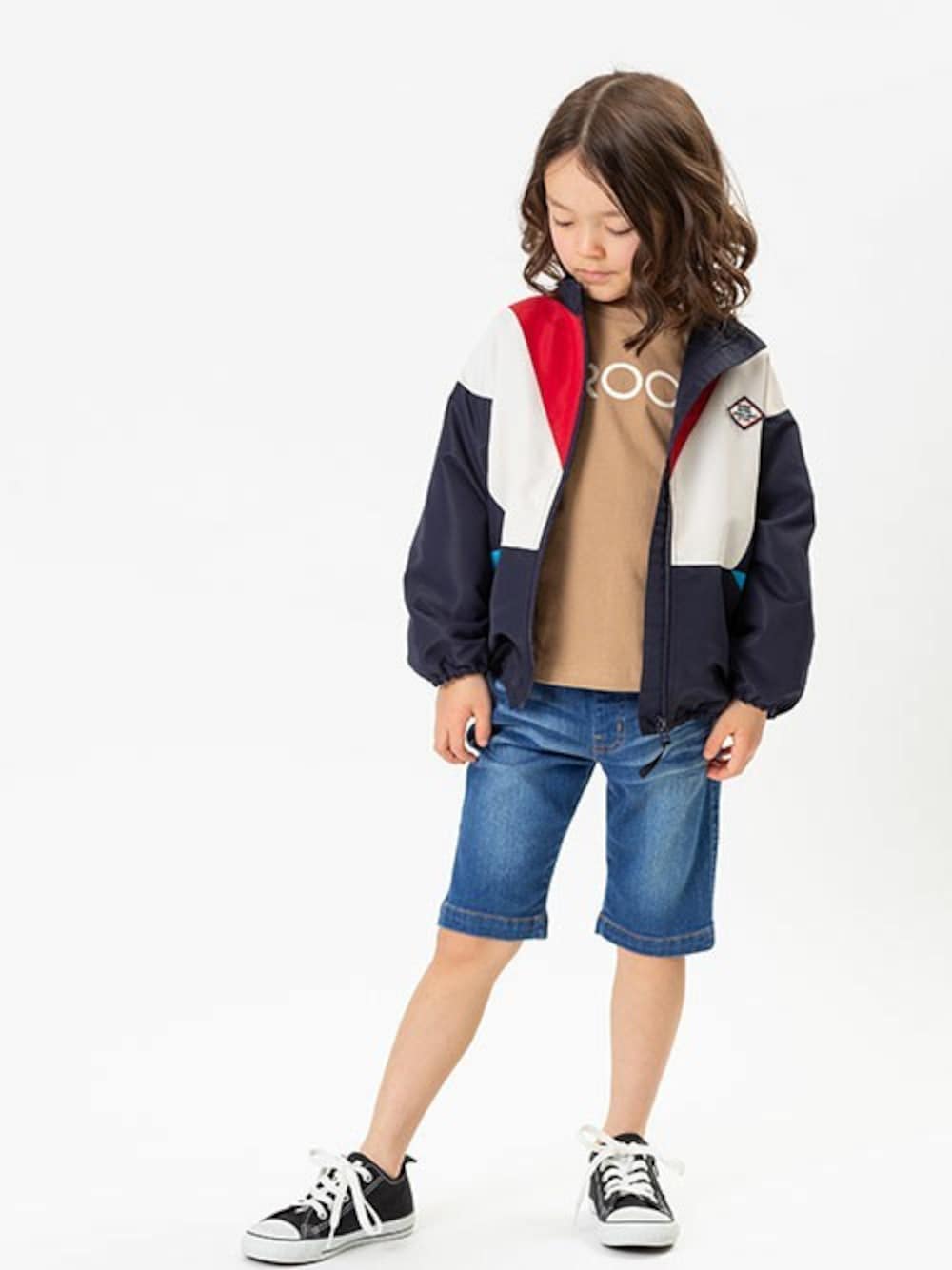 「アウター、マウンテンパーカー、Tシャツ、子供服、キッズコーデ、春コーデ、カジュアルコーデ、BREEZE、キッズファッション、エフオーオンラインストア(F.O.Online Store)」｜「BREEZEの切替ウィンドブレーカー（ナイロンジャケット、ブルー系）」を使った、F.O.OnlineStoreさん（キッズ・110cm）の春コーディネートの1枚目の写真