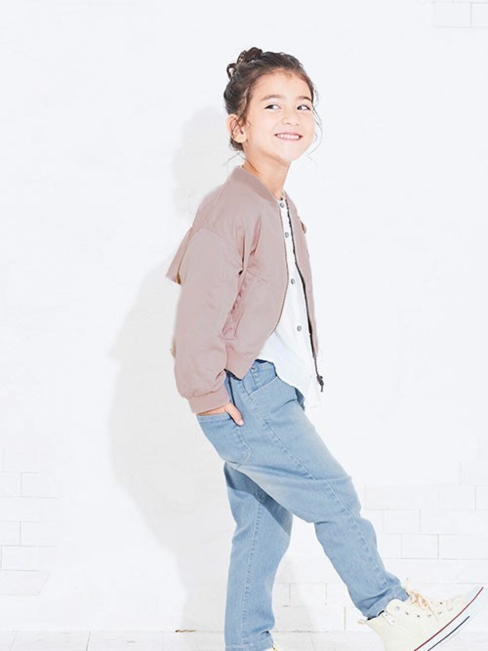 「ブルゾン、アウター、デニムパンツ、キッズコーデ、ナチュラルスタイル、春コーデ、女の子コーデ、BREEZE、キッズファッション、エフオーオンラインストア(F.O.Online Store)」｜「BREEZEのサファリジャケット（ブルゾン、ピンク系）」を使った、F.O.OnlineStoreさん（キッズ・110cm）の春コーディネートの1枚目の写真