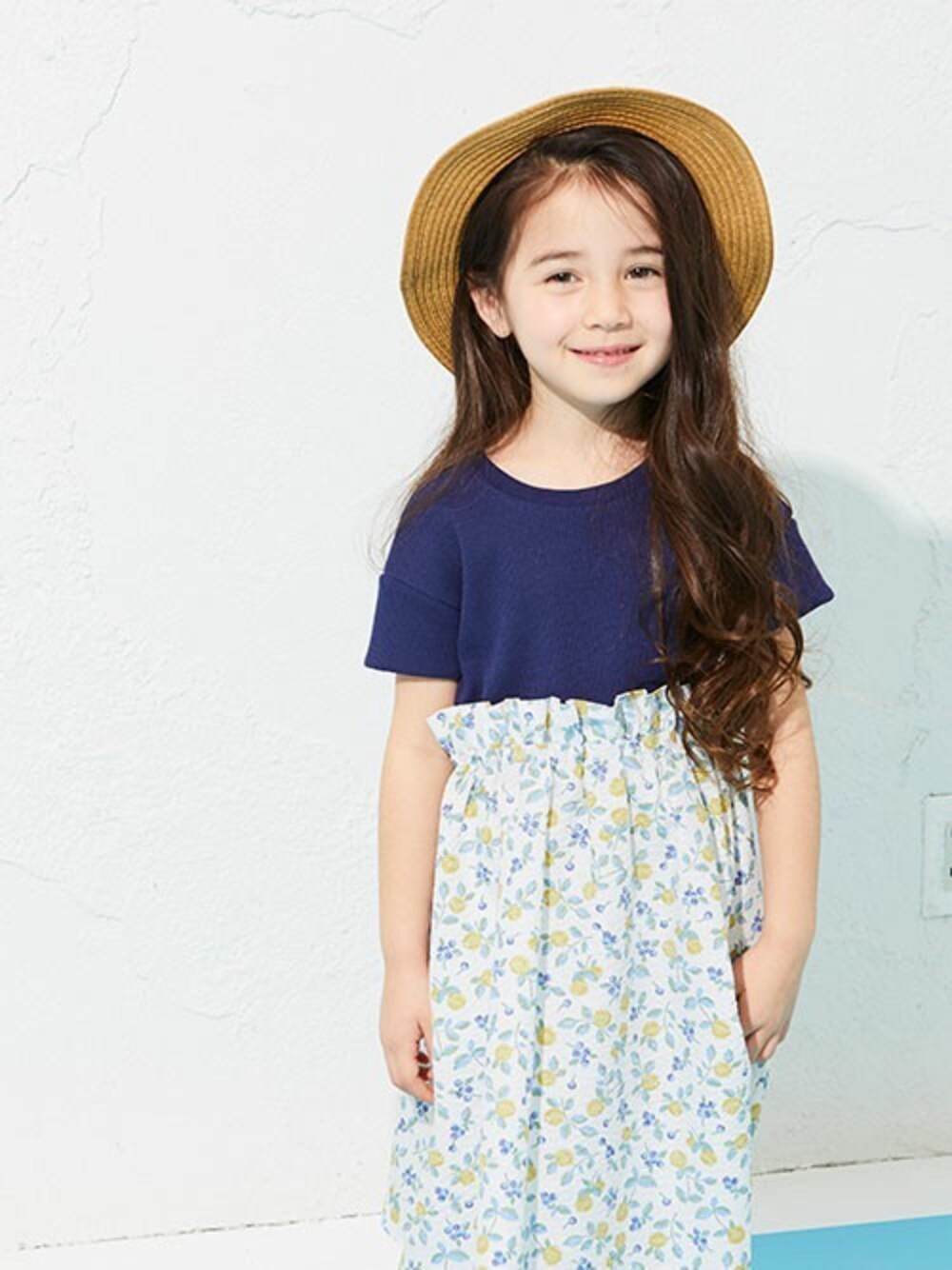 「ワンピース、ナチュラル、ハット、キッズコーデ、花柄ワンピース、女の子、夏コーデ、キッズファッション、エフオーオンラインストア(F.O.Online Store)、apreslescours」｜「apres les coursの3柄ドッキングワンピース（ワンピース、ブルー系）」を使った、F.O.OnlineStoreさん（キッズ・110cm）の春コーディネートの1枚目の写真