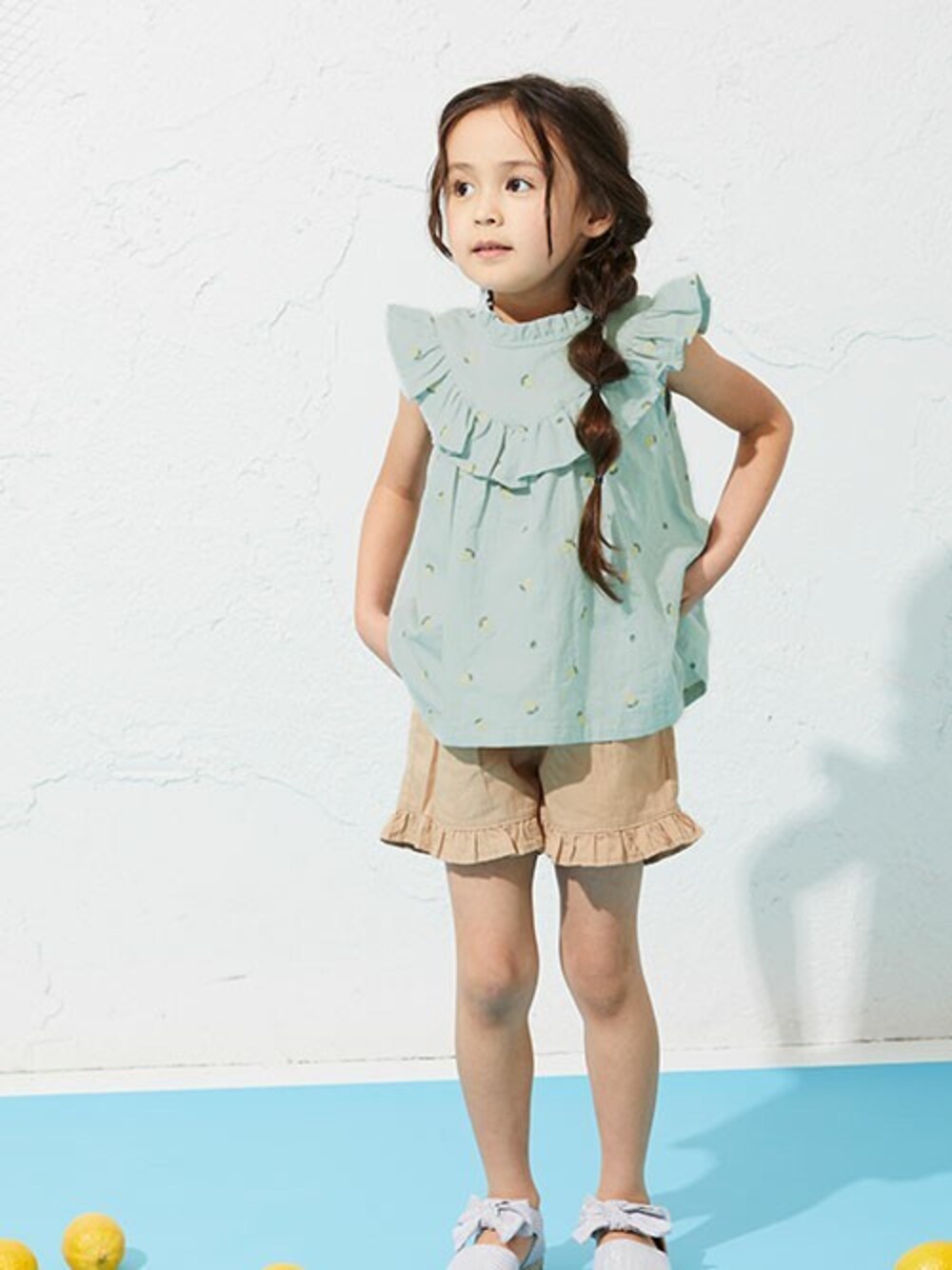 「ショートパンツ、ナチュラル、チュニック、サンダル、キッズコーデ、夏コーデ、女の子コーデ、キッズファッション、エフオーオンラインストア(F.O.Online Store)、apreslescours」｜「apres les coursのフルーツ総柄刺繍チュニック（チュニック、グリーン系）」を使った、F.O.OnlineStoreさん（キッズ・110cm）の春コーディネートの1枚目の写真