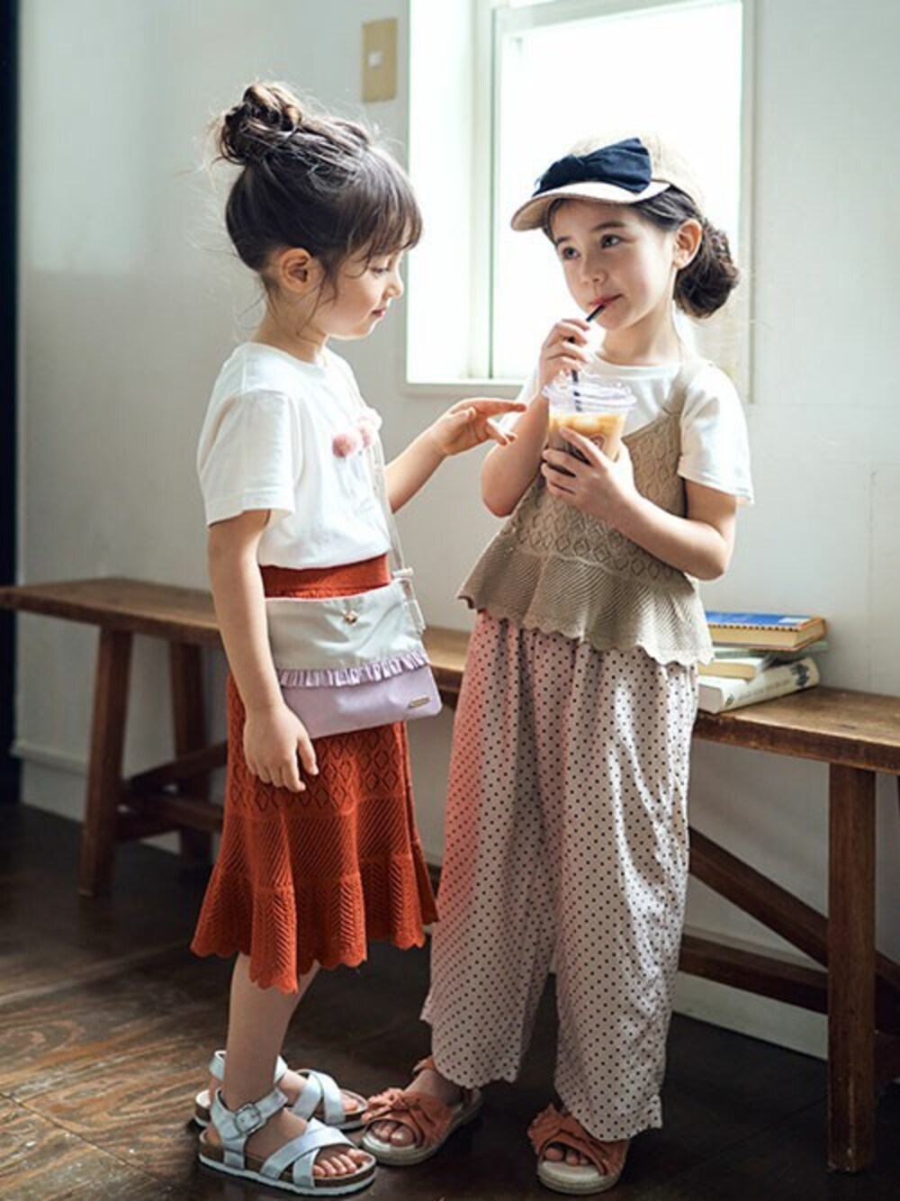 「Tシャツ、ナチュラル、ワイドパンツ、サンダル、キッズコーデ、春夏コーデ、女の子コーデ、キッズファッション、エフオーオンラインストア(F.O.Online Store)、apreslescours」｜「apres les coursのDOTワイドパンツ 9分丈（その他パンツ、ベージュ系）」を使った、F.O.OnlineStoreさん（キッズ・110cm）の春コーディネートの1枚目の写真