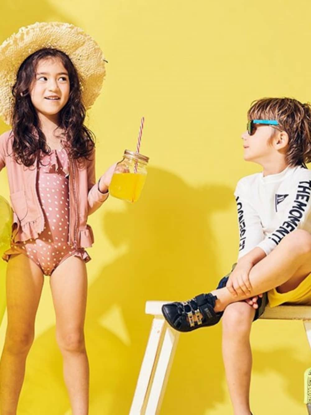 「サンダル、キッズコーデ、水着、夏コーデ、BREEZE、ＵＶカット、ラッシュガード、エフオーオンラインストア(F.O.Online Store)、ワンピース水着、水着コーデ」｜「BREEZEのペプラムラッシュガード_UVカット（ラッシュガード、ピンク系）」を使った、F.O.OnlineStoreさん（キッズ・110cm）の春コーディネートの1枚目の写真