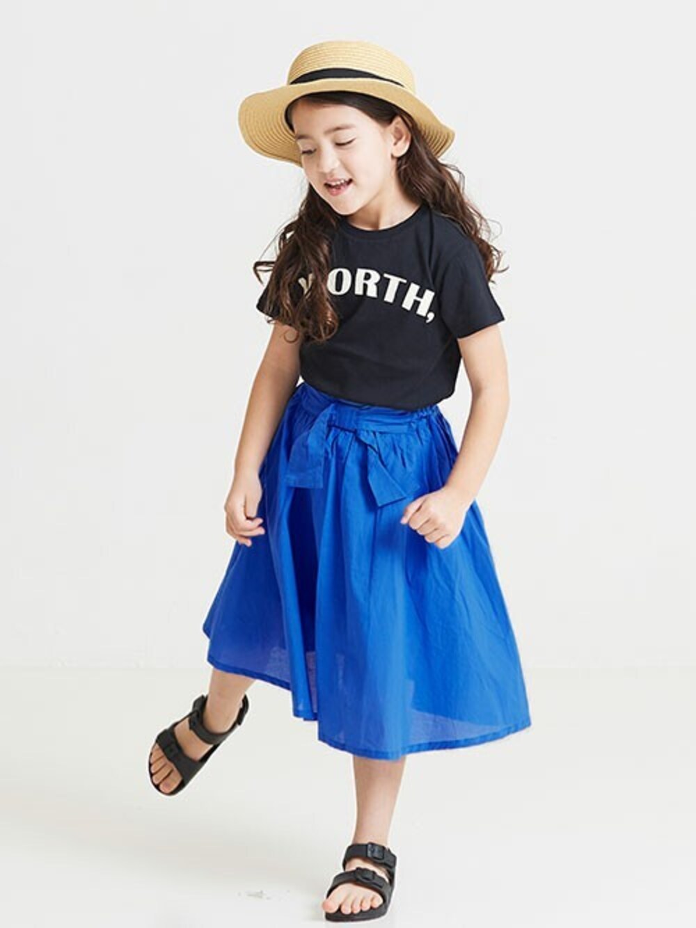 「アウトドアスタイル、カラースカート、キッズコーデ、プリントT、夏コーデ、カンカン帽、女の子コーデ、BREEZE、キッズファッション、エフオーオンラインストア(F.O.Online Store)」｜「BREEZEのWORTH　半袖プリントTシャツ（Tシャツ/カットソー、ブラック系）」を使った、F.O.OnlineStoreさん（キッズ・110cm）の夏コーディネートの1枚目の写真