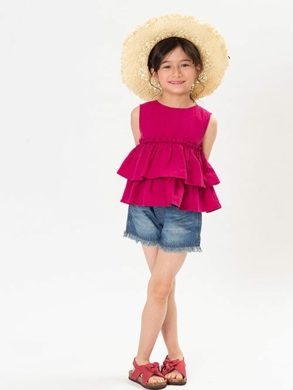 「ショートパンツ、チュニック、サンダル、キッズコーデ、夏コーデ、ハットコーデ、女の子コーデ、BREEZE、キッズファッション、エフオーオンラインストア(F.O.Online Store)」｜「BREEZEのティアードチュニック（チュニック、ピンク系）」を使った、F.O.OnlineStoreさん（キッズ・110cm）の夏コーディネートの1枚目の写真