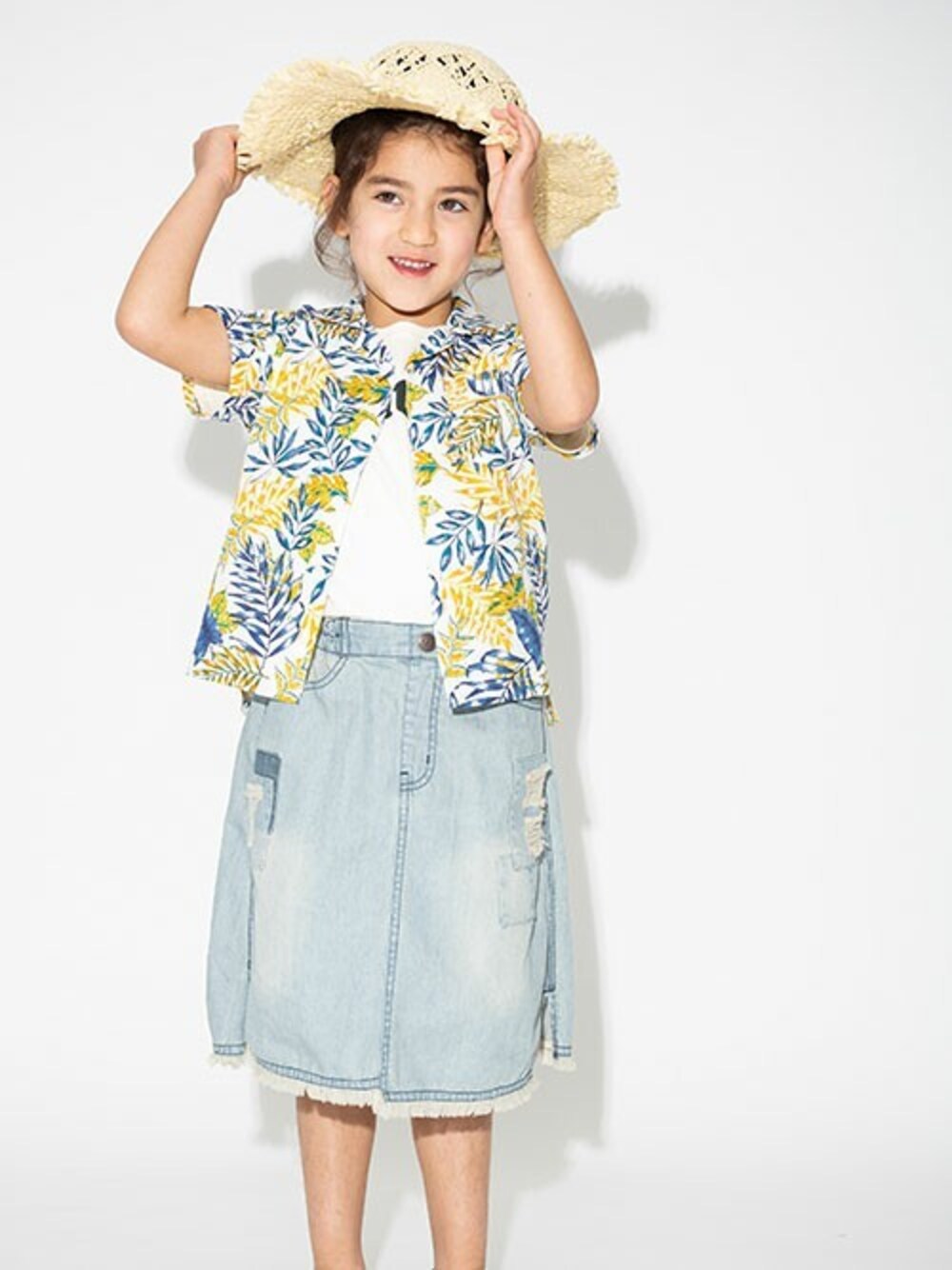 「Tシャツ、デニムスカート、キッズコーデ、スカートスタイル、夏コーデ、カジュアルコーデ、アロハシャツ、BREEZE、キッズファッション、エフオーオンラインストア(F.O.Online Store)」｜「BREEZEのアロハシャツ（シャツ/ブラウス、ホワイト系）」を使った、F.O.OnlineStoreさん（キッズ・110cm）の夏コーディネートの1枚目の写真