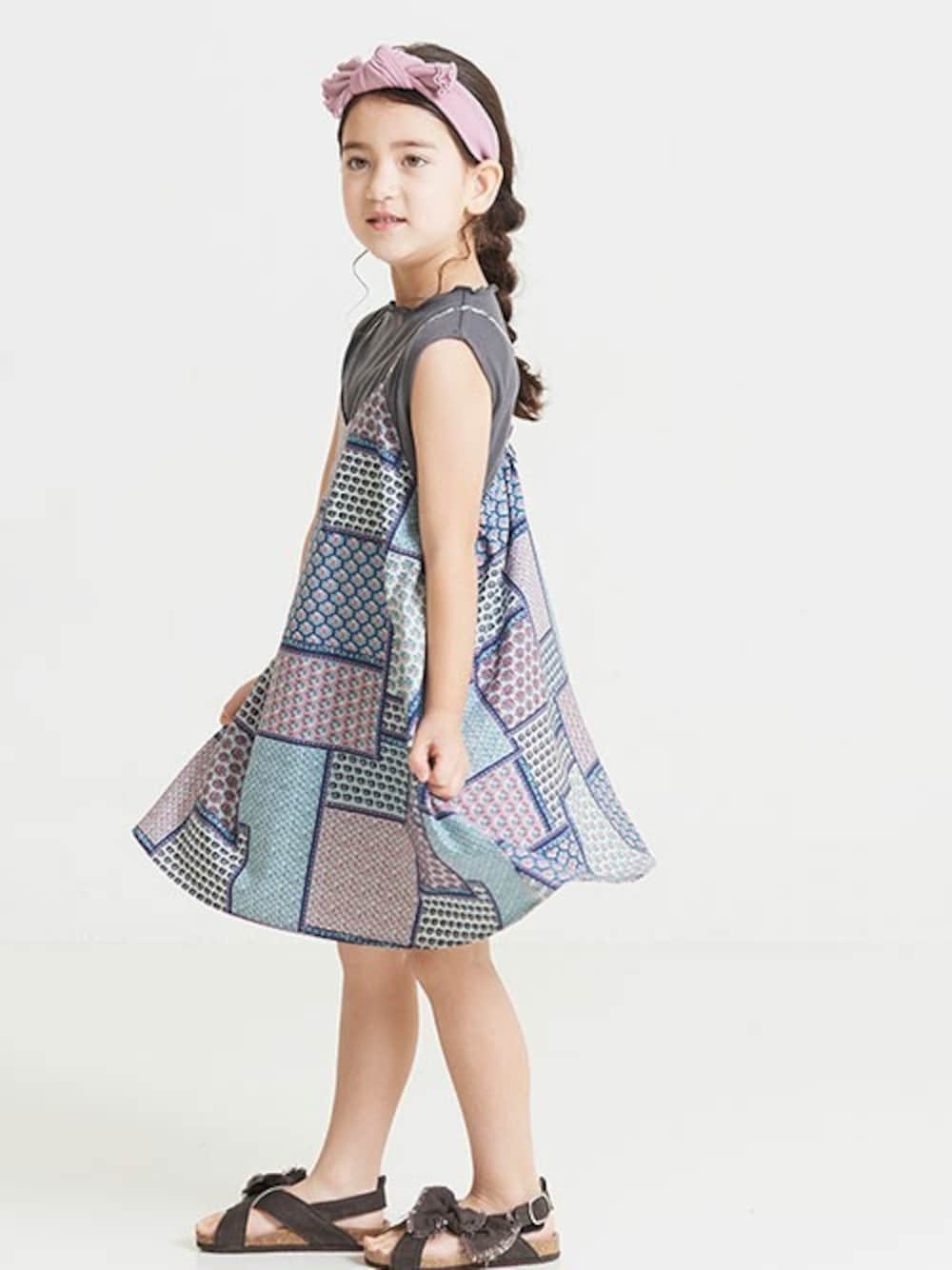 「ワンピース、ヘアバンド、サンダル、キッズコーデ、夏コーデ、リゾートスタイル、女の子コーデ、BREEZE、キッズファッション、エフオーオンラインストア(F.O.Online Store)」｜「BREEZEの2Pリゾートワンピース（ワンピース、ブルー系）」を使った、F.O.OnlineStoreさん（キッズ・110cm）の夏コーディネートの1枚目の写真