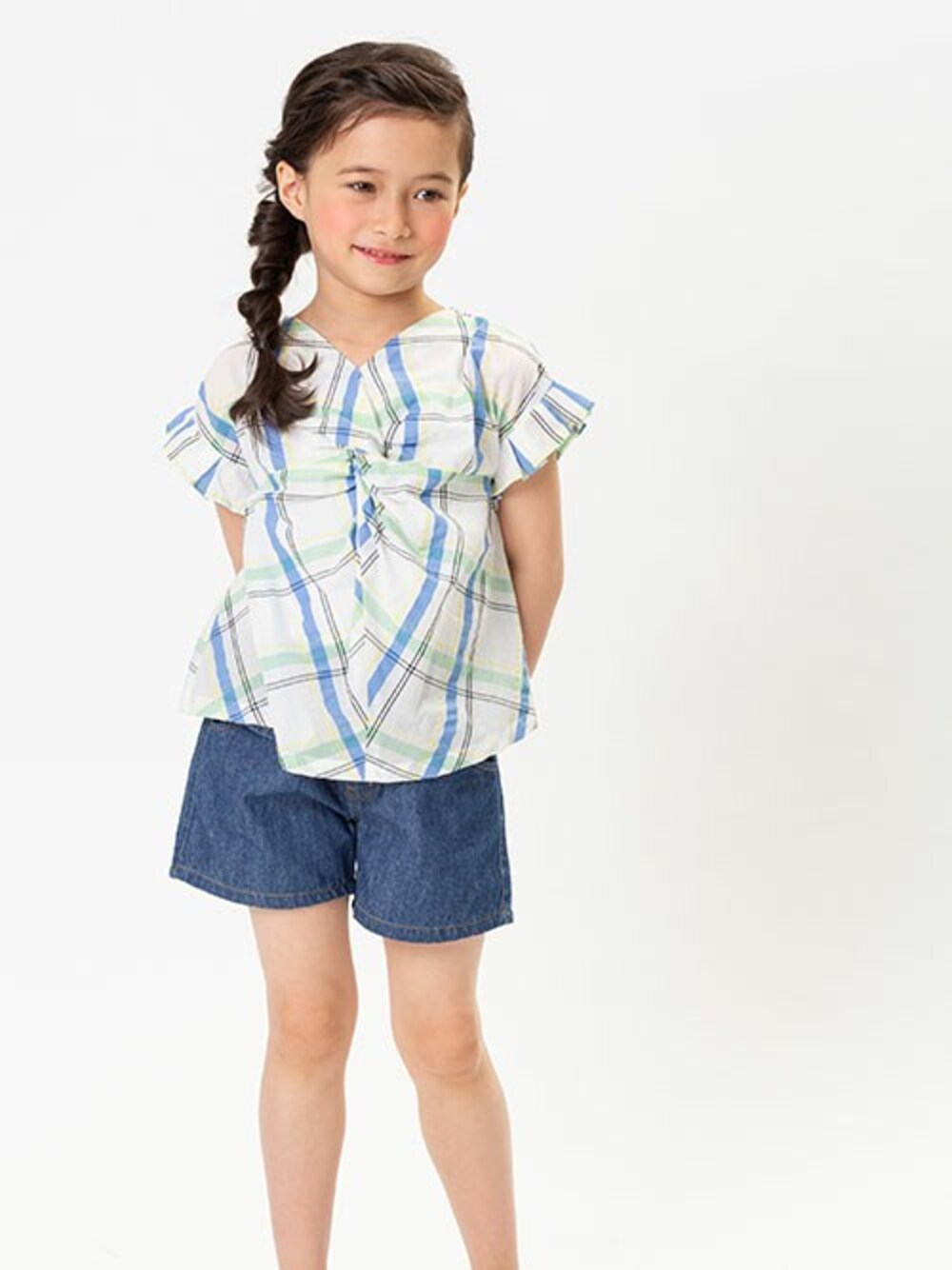 「ショートパンツ、チェック柄、チュニック、キッズコーデ、ナチュラルスタイル、夏コーデ、女の子コーデ、BREEZE、キッズファッション、エフオーオンラインストア(F.O.Online Store)」｜「BREEZEの2WAYチェックチュニック（チュニック、ホワイト系）」を使った、F.O.OnlineStoreさん（キッズ・110cm）の夏コーディネートの1枚目の写真