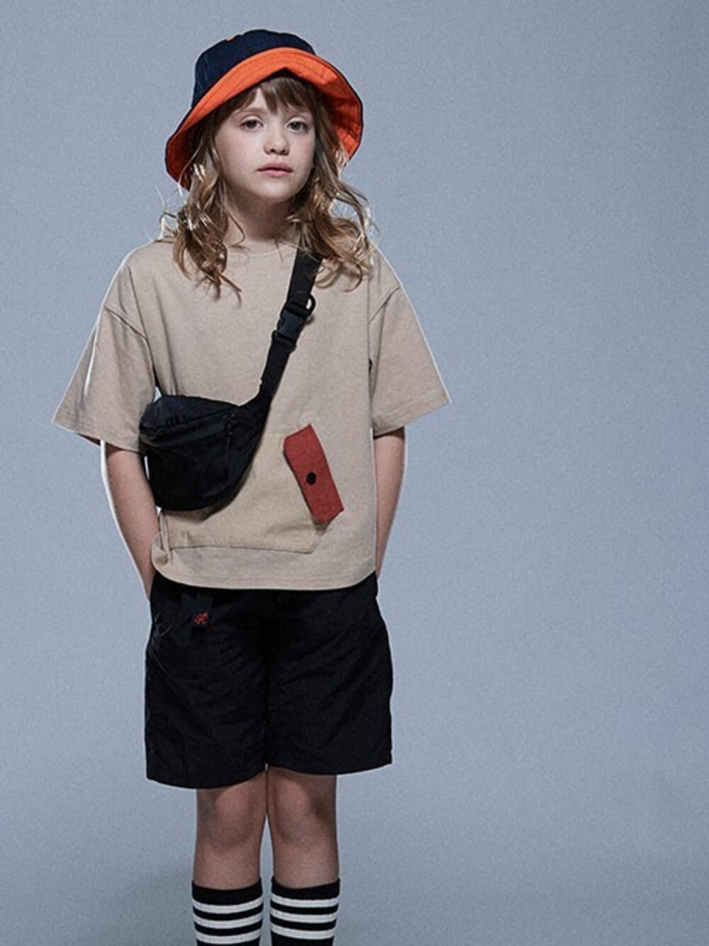 「アメカジ、Tシャツ、ハーフパンツ、キッズコーデ、夏コーデ、カジュアルコーデ、BREEZE、キッズファッション、ジュニア、エフオーオンラインストア(F.O.Online Store)」｜「BREEZEのフラップポケットＴシャツ ジュニア（Tシャツ/カットソー、ベージュ系）」を使った、F.O.OnlineStoreさん（キッズ・134cm）の夏コーディネートの1枚目の写真