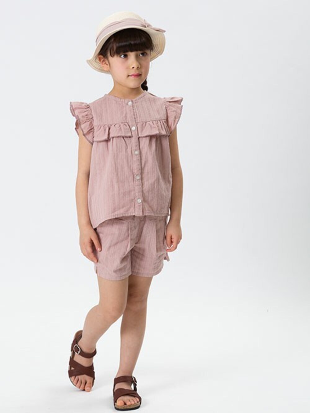 「ブラウス、セットアップ、ショートパンツ、キッズコーデ、ナチュラルスタイル、夏コーデ、女の子コーデ、キッズファッション、エフオーオンラインストア(F.O.Online Store)、apreslescours」｜「apres les coursのドビーブラウス（シャツ/ブラウス、ピンク系）」を使った、F.O.OnlineStoreさん（キッズ・110cm）の夏コーディネートの1枚目の写真
