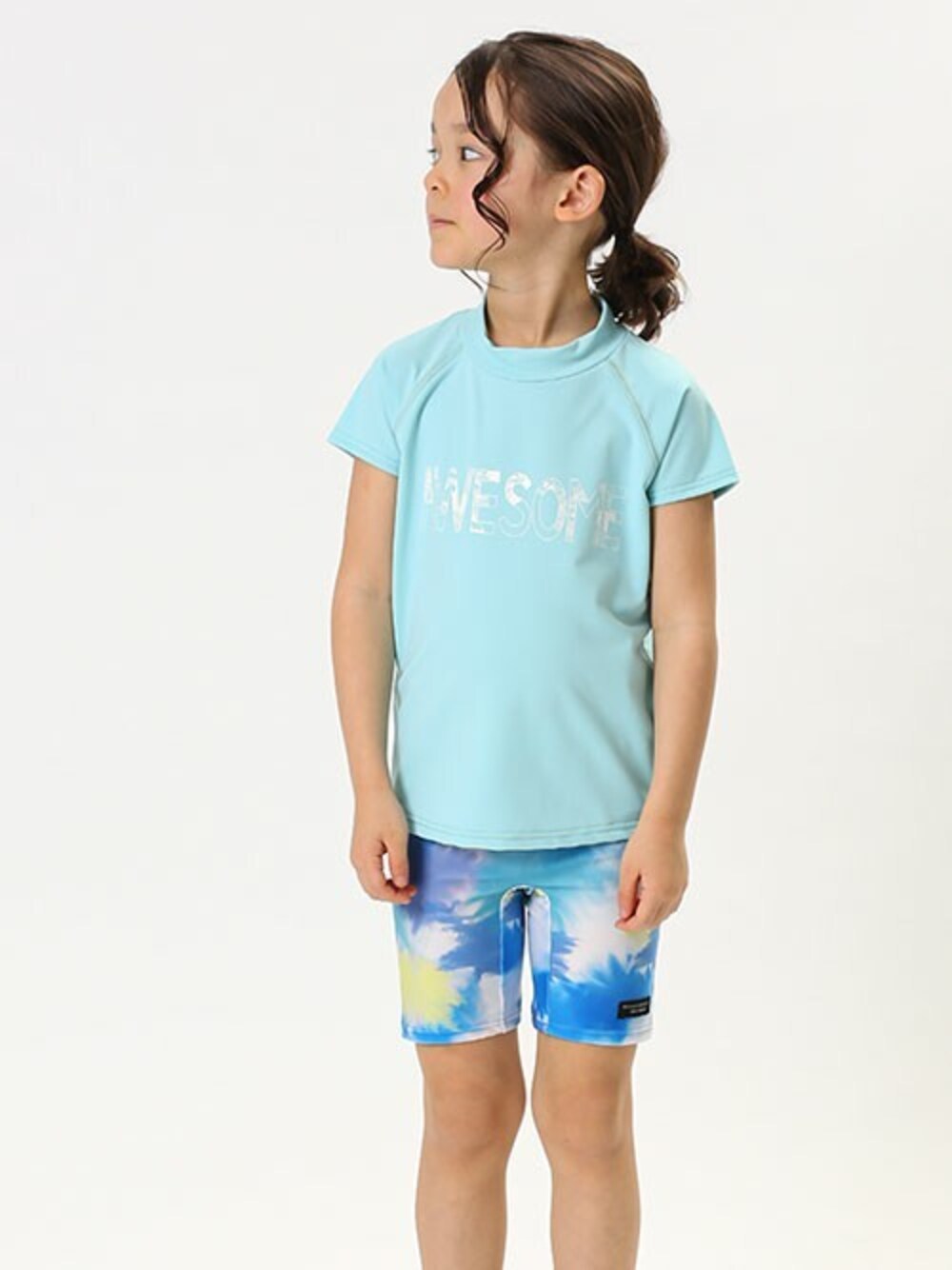 「キッズコーデ、水着、夏コーデ、男の子コーデ、BREEZE、ＵＶカット、ラッシュガード、水遊び、エフオーオンラインストア(F.O.Online Store)、水着コーデ」｜「BREEZEの5色5柄半袖ラッシュガード_UVカット（ラッシュガード、グリーン系）」を使った、F.O.OnlineStoreさん（キッズ・110cm）の夏コーディネートの1枚目の写真