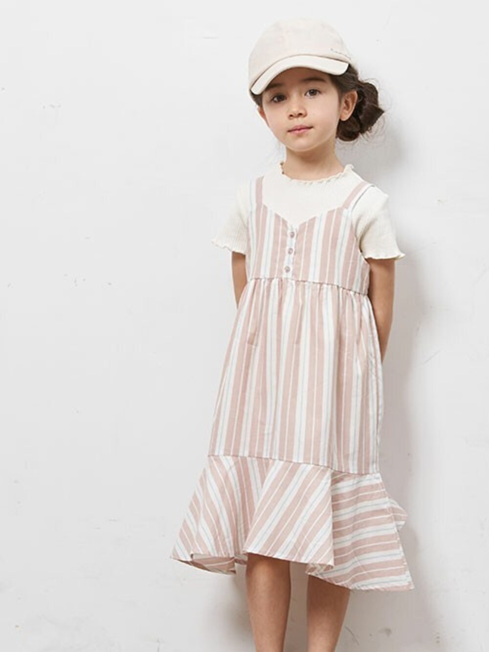「ワンピース、キッズコーデ、ナチュラルスタイル、女の子、夏コーデ、キャミワンピ、リブT、キッズファッション、エフオーオンラインストア(F.O.Online Store)、apreslescours」｜「apres les coursのフレアキャミワンピ（ワンピース、ベージュ系）」を使った、F.O.OnlineStoreさん（キッズ・110cm）の夏コーディネートの1枚目の写真