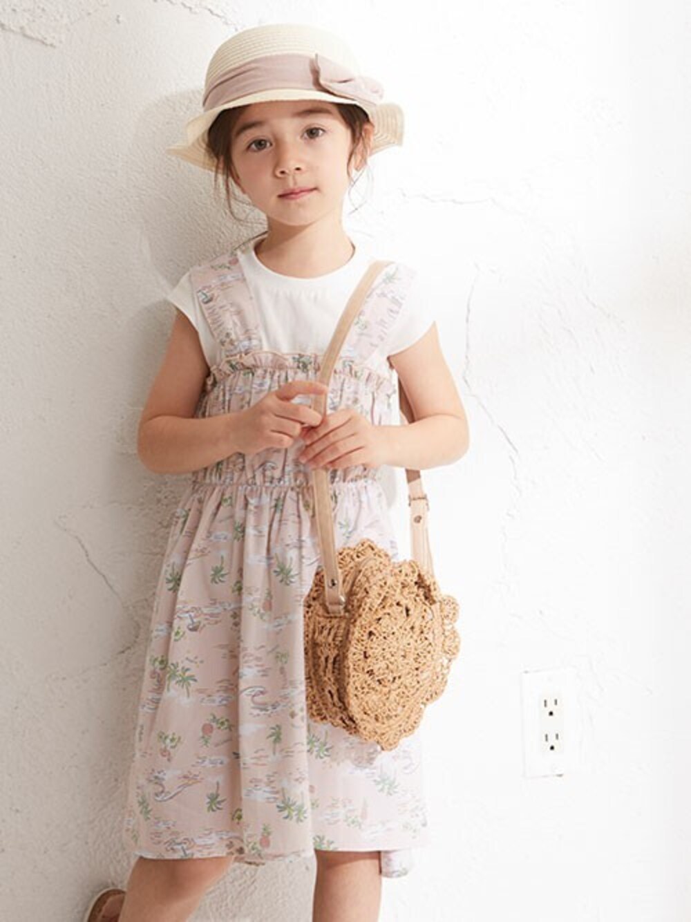「ワンピース、お出かけコーデ、キッズコーデ、ナチュラルスタイル、夏コーデ、ワンピーススタイル、女の子コーデ、キッズファッション、エフオーオンラインストア(F.O.Online Store)、apreslescours」｜「apres les coursの3柄ドッキングキャミワンピース（ワンピース、ピンク系）」を使った、F.O.OnlineStoreさん（キッズ・110cm）の夏コーディネートの1枚目の写真