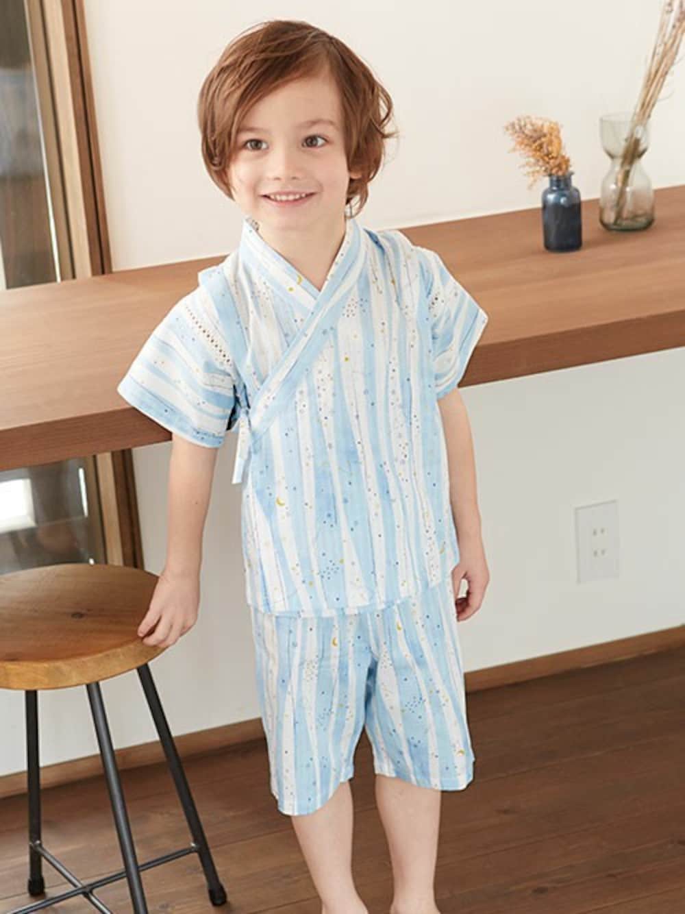 「ナチュラル、ストライプ、パジャマ、甚平、夏コーデ、こどもコーデ、男の子コーデ、キッズファッション、エフオーオンラインストア(F.O.Online Store)、apreslescours」｜「apres les coursの天の川ストライプ甚平セット（浴衣、ブルー系）」を使った、F.O.OnlineStoreさん（キッズ・110cm）の夏コーディネートの1枚目の写真