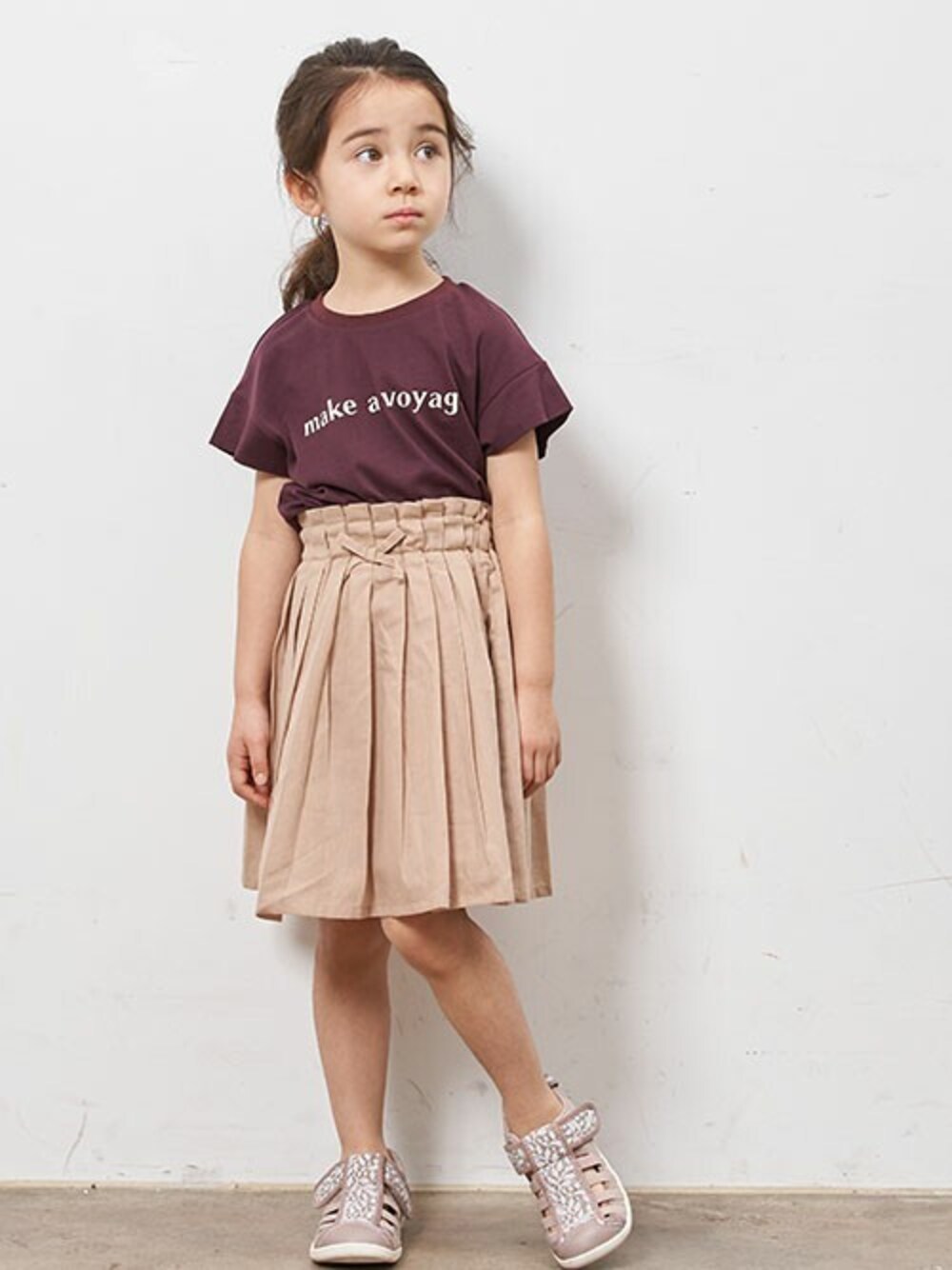 「スカート、Tシャツ、サンダル、キッズコーデ、スカートスタイル、カジュアルコーデ、女の子コーデ、キッズファッション、エフオーオンラインストア(F.O.Online Store)、apreslescours」｜「apres les coursの接触冷感ゆったりTシャツ ロゴ（Tシャツ/カットソー、ブラウン系）」を使った、F.O.OnlineStoreさん（キッズ・110cm）の夏コーディネートの1枚目の写真
