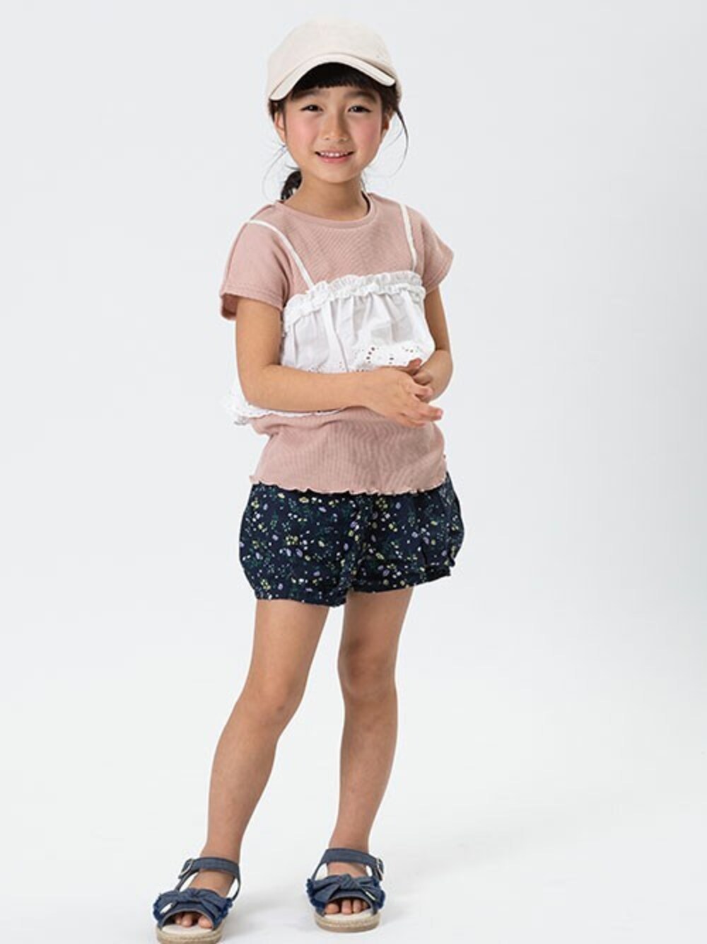 「ショートパンツ、Tシャツ、ビスチェ、キッズコーデ、ナチュラルスタイル、夏コーデ、女の子コーデ、キッズファッション、エフオーオンラインストア(F.O.Online Store)、apreslescours」｜「apres les coursのレースビスチェTシャツ（Tシャツ/カットソー、ピンク系）」を使った、F.O.OnlineStoreさん（キッズ・110cm）の夏コーディネートの1枚目の写真
