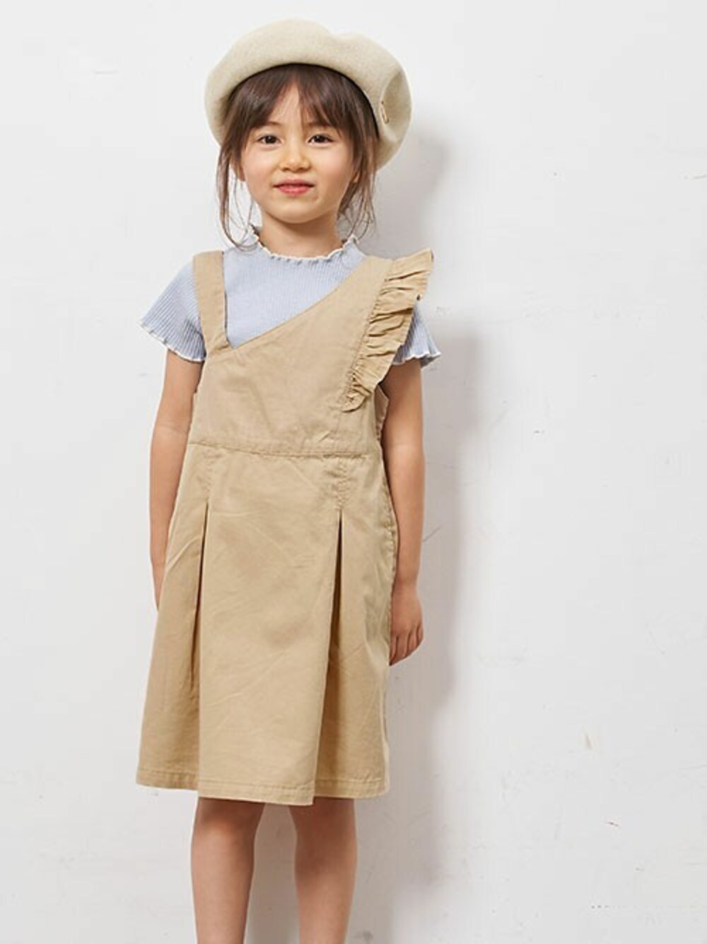 「ワンピース、ジャンスカ、ジャンパースカート、キッズコーデ、ナチュラルスタイル、女の子コーデ、キッズファッション、エフオーオンラインストア(F.O.Online Store)、apreslescours、サーモベレー」｜「apres les coursのリブTシャツ（Tシャツ/カットソー、グレー系）」を使った、F.O.OnlineStoreさん（キッズ・110cm）の夏コーディネートの1枚目の写真