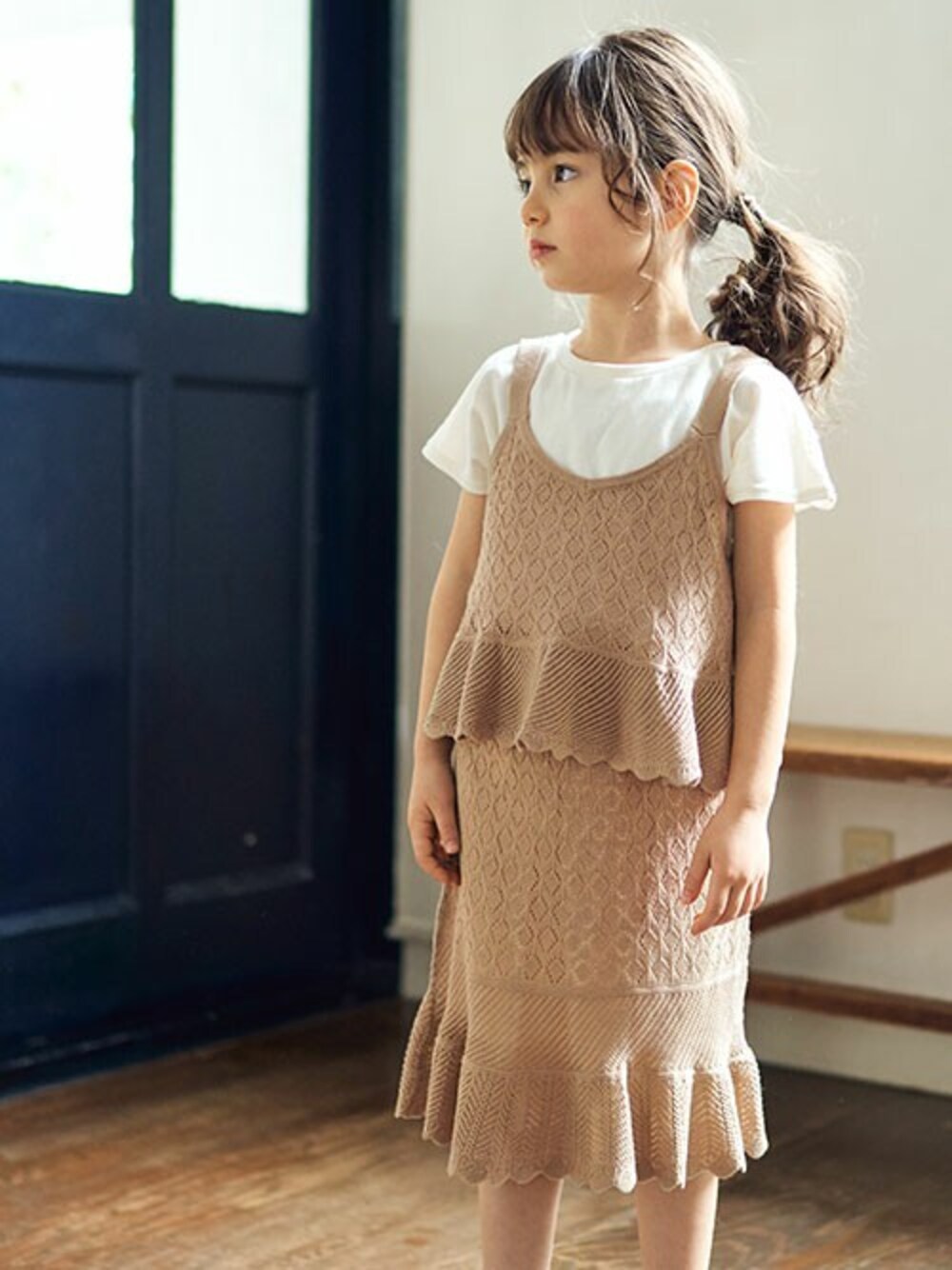 「セットアップ、お出かけコーデ、キッズコーデ、ナチュラルスタイル、夏コーデ、女の子コーデ、キッズファッション、エフオーオンラインストア(F.O.Online Store)、apreslescours、透かし編みスカート」｜「apres les coursの透かし編みキャミ＆Tシャツセット（Tシャツ/カットソー、ベージュ系）」を使った、F.O.OnlineStoreさん（キッズ・110cm）の秋コーディネートの1枚目の写真