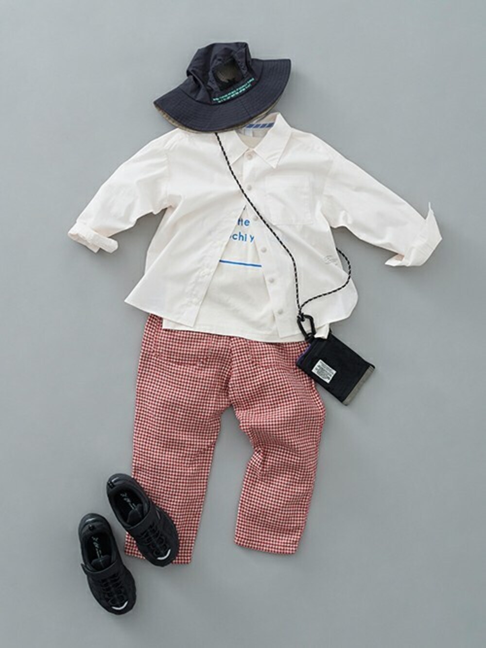 「レイヤードスタイル、チェックパンツ、キッズコーデ、ホワイトコーデ、シャツスタイル、カジュアルコーデ、男の子コーデ、BREEZE、秋コーデ、キッズファッション」｜「BREEZEのスタンダードシャツ（シャツ/ブラウス、ホワイト系）」を使った、F.O.OnlineStoreさん（キッズ・110cm）の秋コーディネートの1枚目の写真