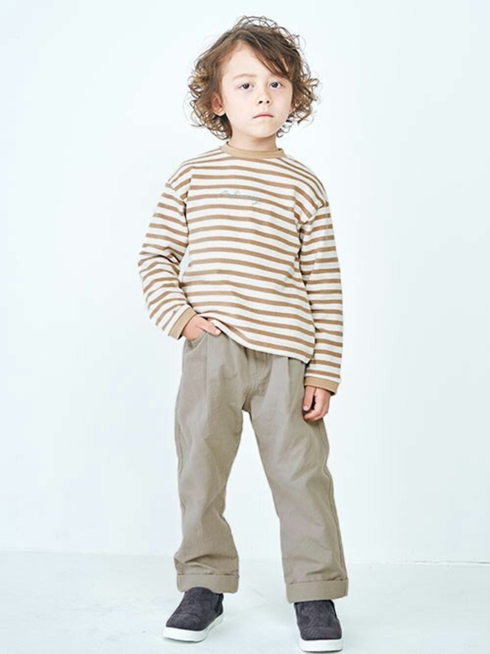 「テーパードパンツ、スリッポン、キッズコーデ、ボーダートップス、パンツスタイル、アプレレクール、男の子コーデ、キッズファッション、エフオーオンラインストア(F.O.Online Store)、apreslescours」｜「apres les coursのエルボーパッチボーダーTシャツ（Tシャツ/カットソー、ベージュ系）」を使った、F.O.OnlineStoreさん（キッズ・110cm）の秋コーディネートの1枚目の写真